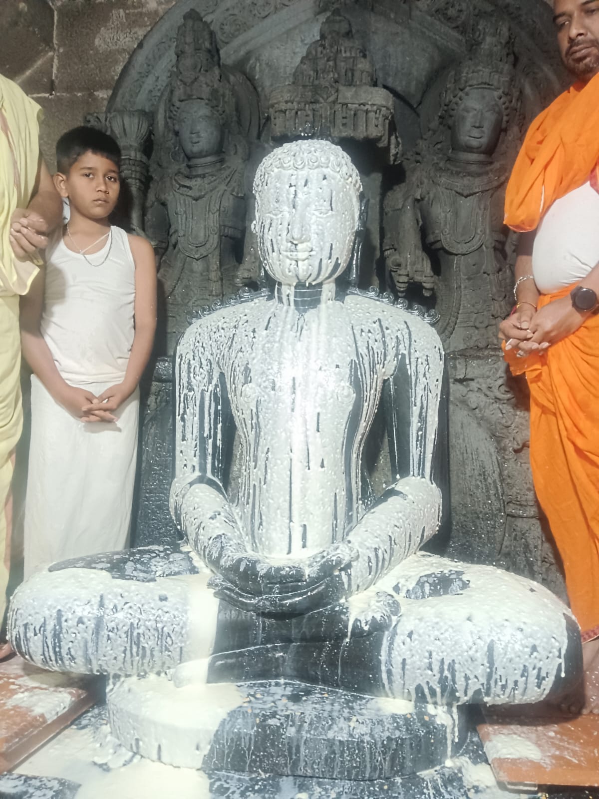 ಶ್ರವಣಬೆಳಗೊಳದ ವಿಂಧ್ಯಗಿರಿಯ ಬಾಹುಬಲಿ ಬೆಟ್ಟದ ಒದೆಗಲ್ ಬಸದಿಯ ವೃಷಭನಾಥ ಸ್ವಾಮಿಗೆ ಮೊಸರಿನ ಅಭಿಷೇಕ ನೆರವೇರಿಸಲಾಯಿತು