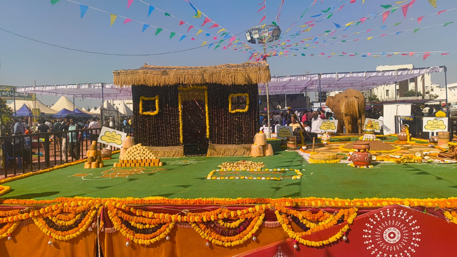 ಕಬ್ಬಿನ ಜಲ್ಲೆ ಮತ್ತು ಭತ್ತದ ತೆನೆಯಿಂದ ನಿರ್ಮಿಸಿದ್ದ ಮನೆ ಹಾಗೂ ವಿವಿಧ ಆಕಾರದ ಬೆಲ್ಲದ ಅಚ್ಚುಗಳು ಆಕರ್ಷಿಸಿದವು