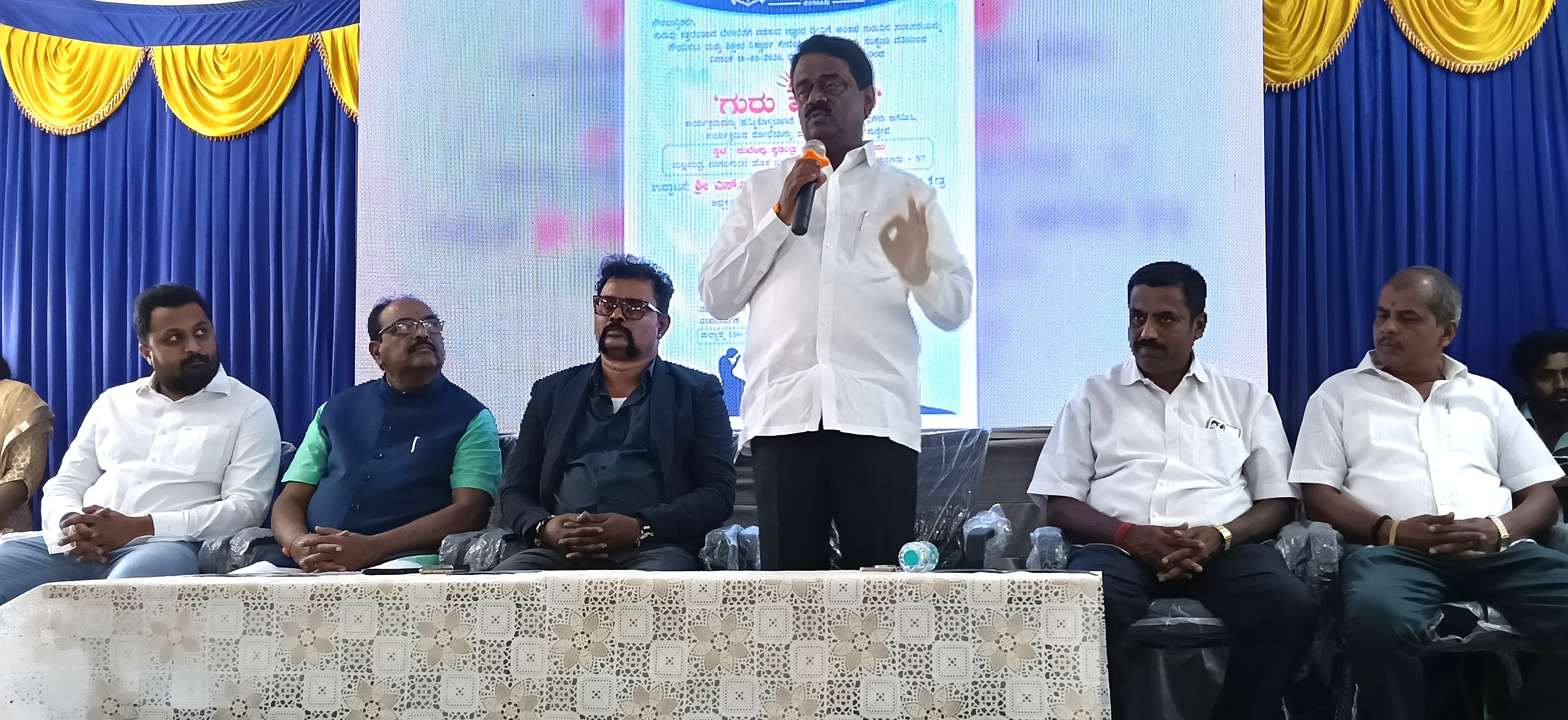 ಗುರುವಂದನಾ ಸಮಾರಂಭದಲ್ಲಿ ಶಾಸಕ ಎಸ್. ಮುನಿರಾಜು ಮಾತನಾಡಿದರು