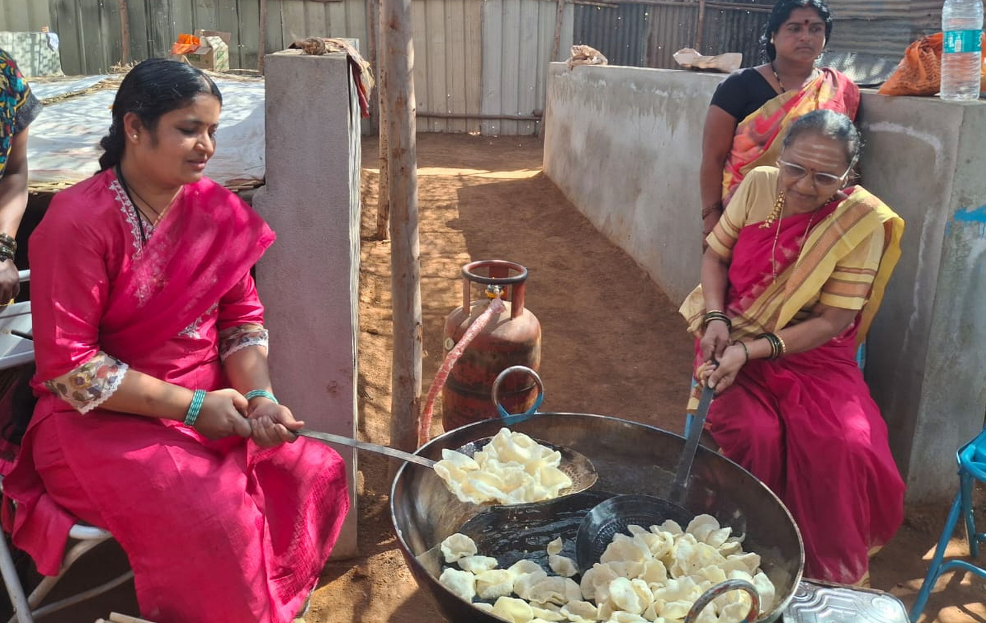 ಜಾತ್ರೆಯಲ್ಲಿ ಹಪ್ಪಳ ಸೇವೆ ಸಲ್ಲಿಸಿದ ಮಹಾಂತಯ್ಯನಮಠ ಕುಟುಂಬದವರು 