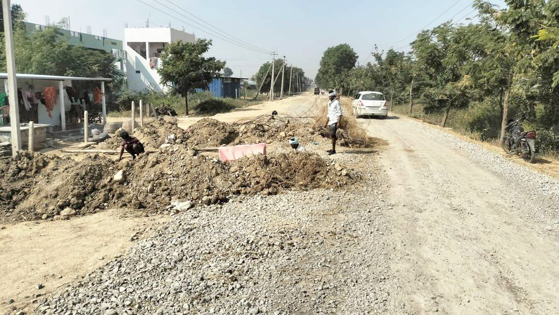 ಸಿಂಧನೂರಿನ ರೈಲ್ವೆ ನಿಲ್ದಾಣಕ್ಕೆ ತೆರಳು ರಸ್ತೆ ಕಾಮಗಾರಿ ಆಮೆಗತಿಯಲ್ಲಿ ಸಾಗಿರುವುದು 