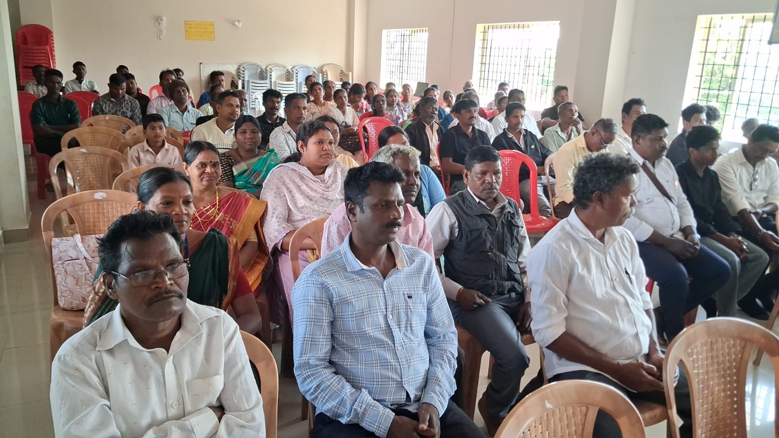 ಕುಶಾಲನಗರ ಸಮೀಪದ ಬಸವನಹಳ್ಳಿ ಸಮುದಾಯ ಭವನದಲ್ಲಿ ಭಾನುವಾರ ಏರ್ಪಡಿಸಿದ್ದ ಜೇನು ಕುರುಬ ಹಾಗೂ ಕೊರಗ ಸಮುದಾಯಗಳ ಒಕ್ಕೂಟದ ರಾಜ್ಯ ಕಾರ್ಯಕಾರಿಣಿ ಸಭೆಯಲ್ಲಿ ಪಾಲ್ಗೊಂಡಿರುವ ವಿವಿಧ ಜಿಲ್ಲೆಯ ಪ್ರತಿನಿಧಿಗಳು.