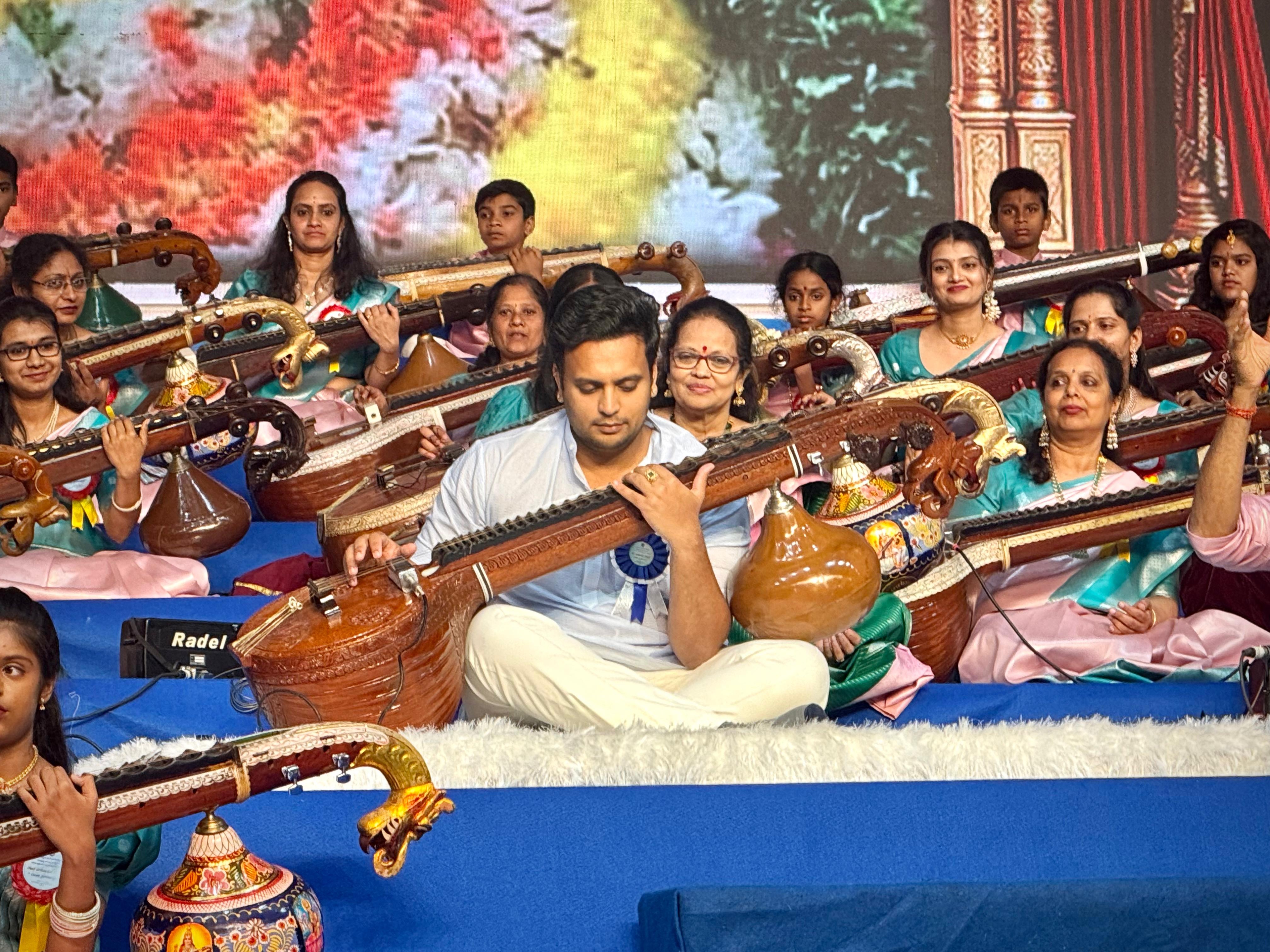 ವೀಣಾ ತ್ರಿಶತೋತ್ಸವದಲ್ಲಿ ಮೈಸೂರು–ಕೊಡಗು ಕ್ಷೇತ್ರದ ಸಂಸದ ಯದುವೀರ್ ಕೃಷ್ಣದತ್ತ ಚಾಮರಾಜೇಂದ್ರ ಒಡೆಯರ್ ವೀಣೆ ನುಡಿಸಿದರು