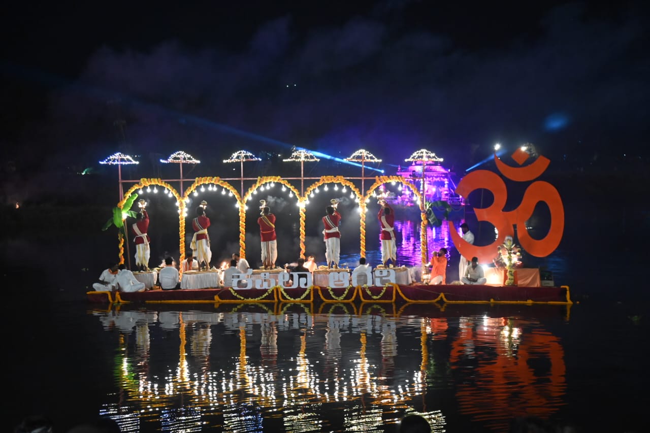 ಮೈಸೂರು ಜಿಲ್ಲೆಯ ಸುತ್ತೂರು ಶ್ರೀ ಕ್ಷೇತ್ರದಲ್ಲಿ ಸುತ್ತೂರು ಜಾತ್ರೆ ಮಹೋತ್ಸವದಲ್ಲಿ ಕಪಿಲಾರತಿ, ತೆಪ್ಪೋತ್ಸವ  ಹಾಗೂ ಬಾಣಬಿರುಸುಗಳ ಪ್ರದರ್ಶನ ನಡೆಯಿತು.