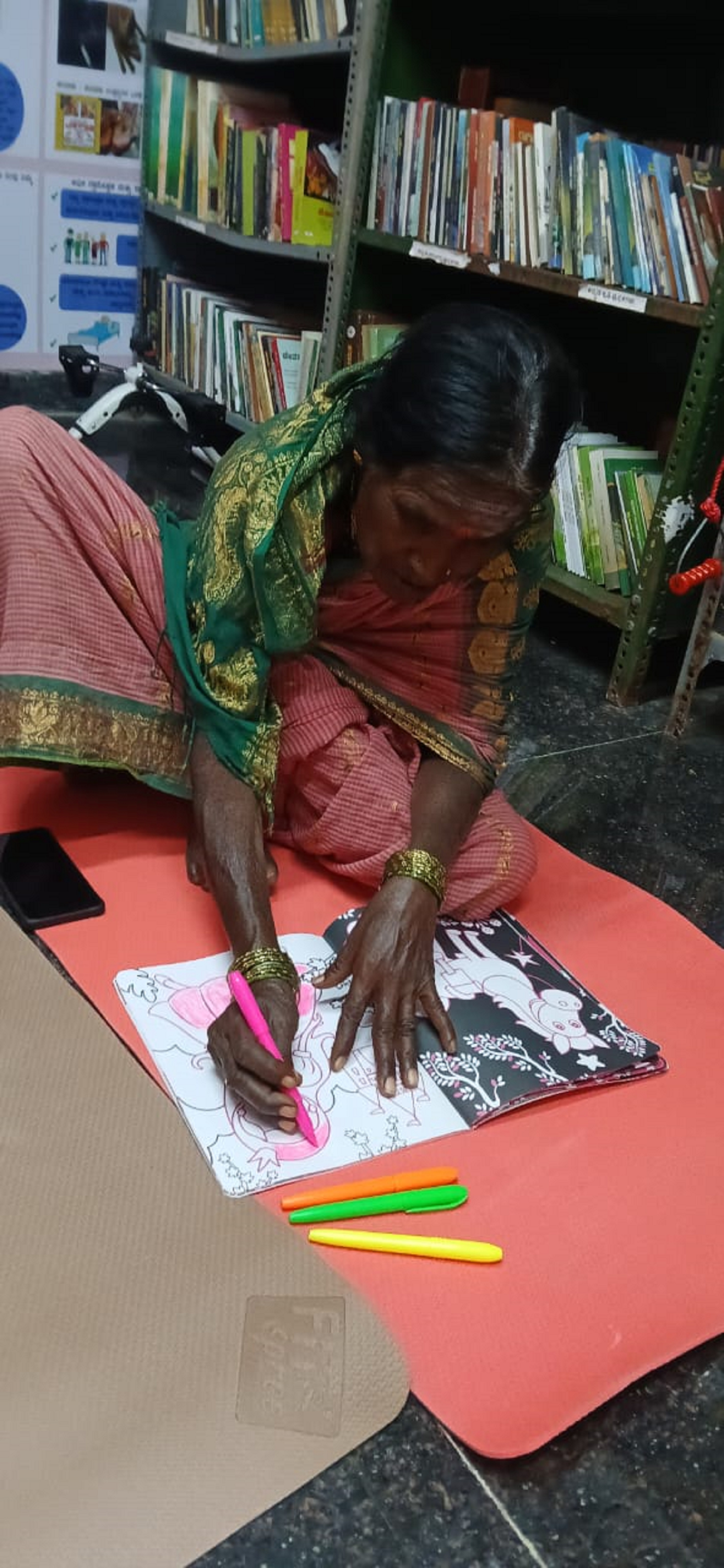 ಶಿಸ್ತಿನಿಂದ ಬಣ್ಣ ತುಂಬಿದ ವೃದ್ಧೆ