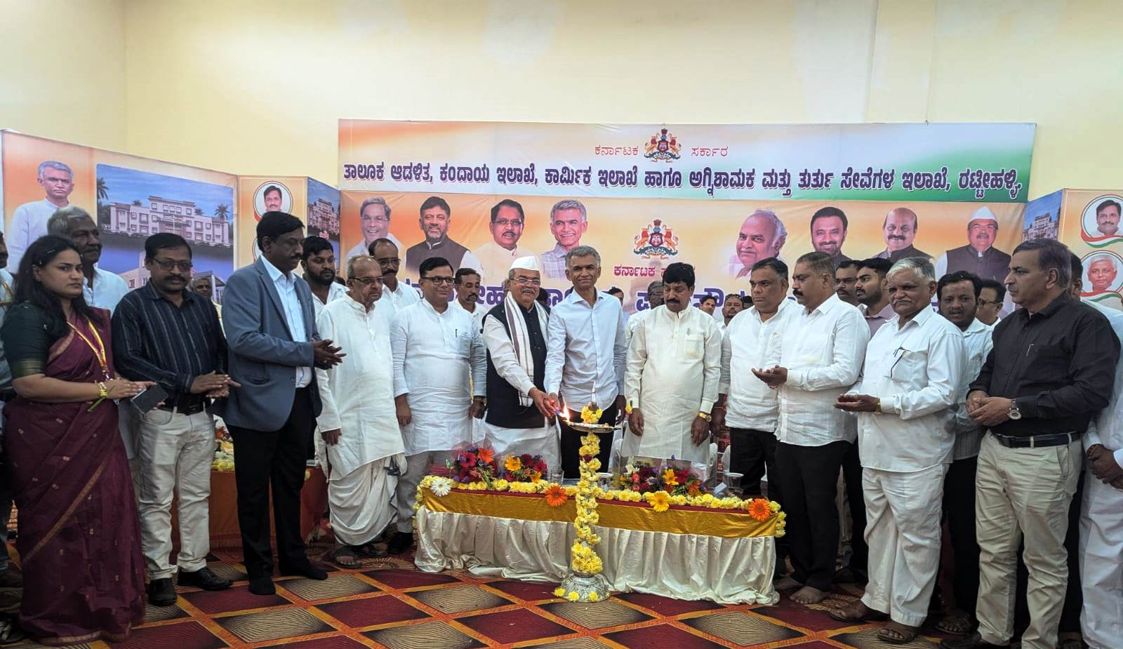 ರಟ್ಟೀಹಳ್ಳಿ ಪಟ್ಟಣದಲ್ಲಿ ಸೋಮವಾರ ರಾಜ್ಯ ಕಂದಾಯ ಸಚಿವ ಕೃಷ್ಣಭೈರೇಗೌಡ ಅವರು 8.69 ಕೋಟಿ ರೂ. ವೆಚ್ಚದಲ್ಲಿ ನಿರ್ಮಾಣಗೊಳ್ಳಲಿರುವ ಪ್ರಜಾಸೌಧ ನಿರ್ಮಾಣ ಕಟ್ಟಡ ಕಾಮಗಾರಿಗೆ ಭೂಮಿಪೂಜೆ ನೆರವೇರಿಸಿ ಬಳಿಕ ವೇದಿಕೆ ಕಾರ್ಯಕ್ರಮ ಉದ್ಘಾಟಿಸಿದರು.