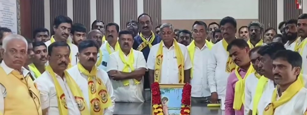 ಮಾಲೂರಿನ ತಾಲ್ಲೂಕು ಕಚೇರಿ ಸಭಾಂಗಣದಲ್ಲಿ ರೆಡ್ಡಿ ಜನ ಸಂಘದ ಮುಖಂಡರು ವೇಮನ ಭಾವಚಿತ್ರಕ್ಕೆ ಪುಷ್ಪನಮನ ಸಲ್ಲಿಸಿದರು