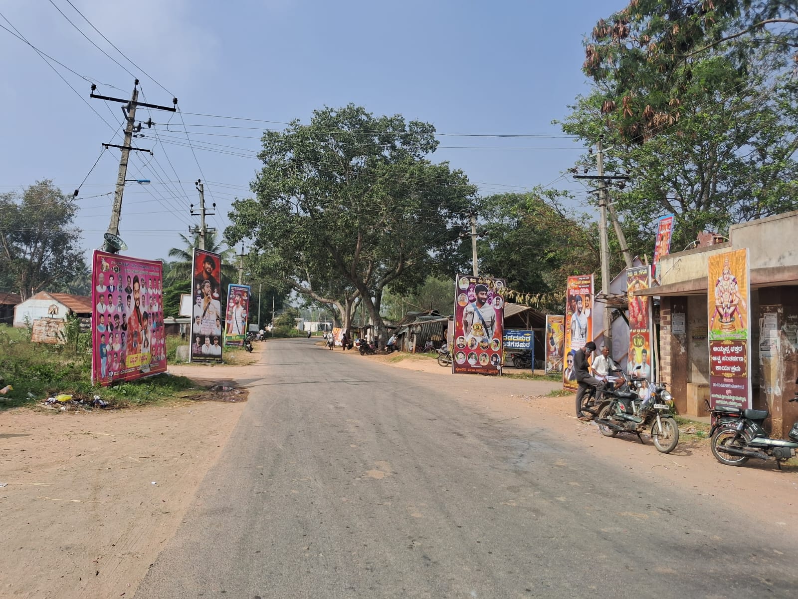 ರಸ್ತೆಯುದ್ದಕ್ಕೂ ಗಿಲ್ಲಿ ನಟನ ಕಟೌಟ್‌ಗಳು