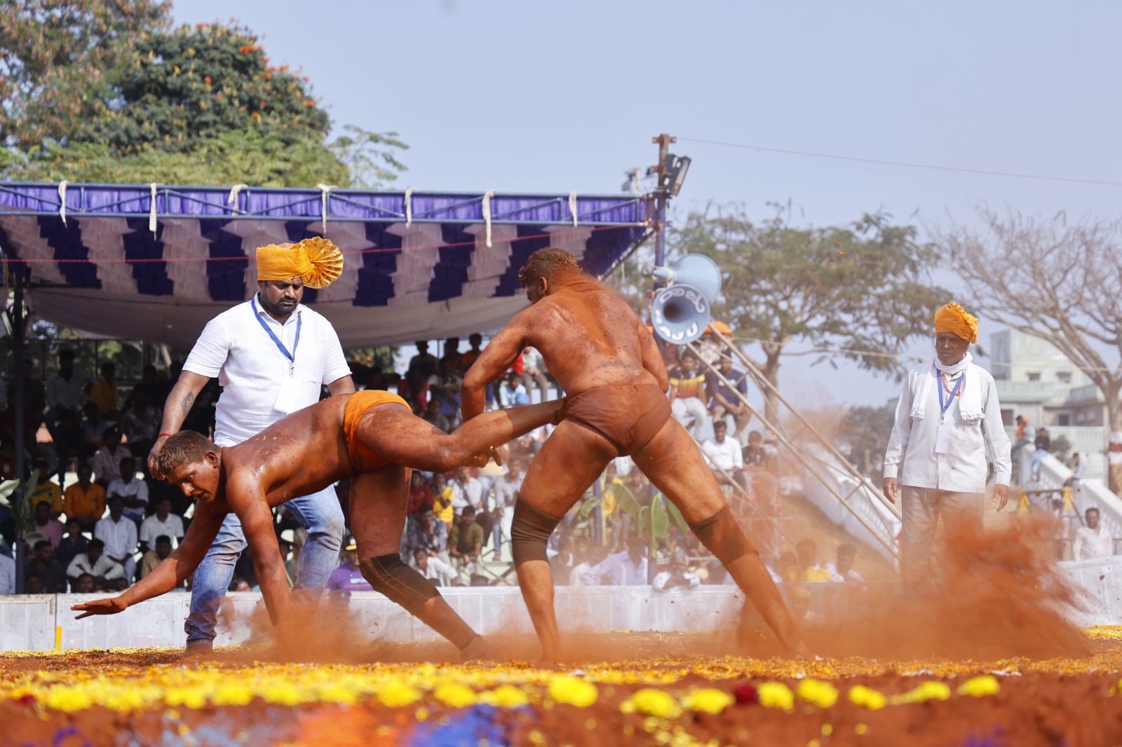 ಸುತ್ತೂರು ನಾಡಕುಸ್ತಿಯಲ್ಲಿ ಪೈಲ್ವಾನರ ಸೆಣೆಸಾಟ