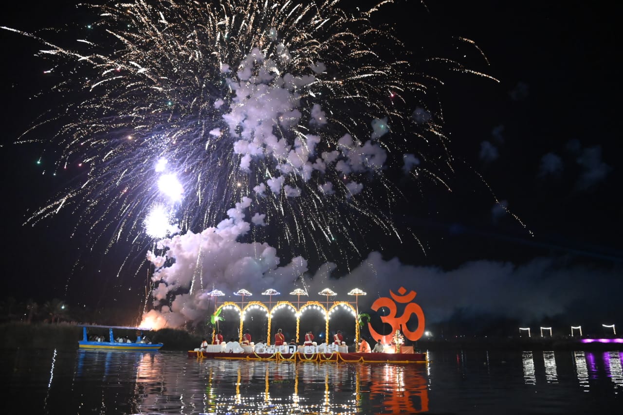 ಮೈಸೂರು ಜಿಲ್ಲೆಯ ಸುತ್ತೂರು ಶ್ರೀ ಕ್ಷೇತ್ರದಲ್ಲಿ ಸುತ್ತೂರು ಜಾತ್ರೆ ಮಹೋತ್ಸವದಲ್ಲಿ ಕಪಿಲಾರತಿ, ತೆಪ್ಪೋತ್ಸವ  ಹಾಗೂ ಬಾಣಬಿರುಸುಗಳ ಪ್ರದರ್ಶನ ನಡೆಯಿತು. 