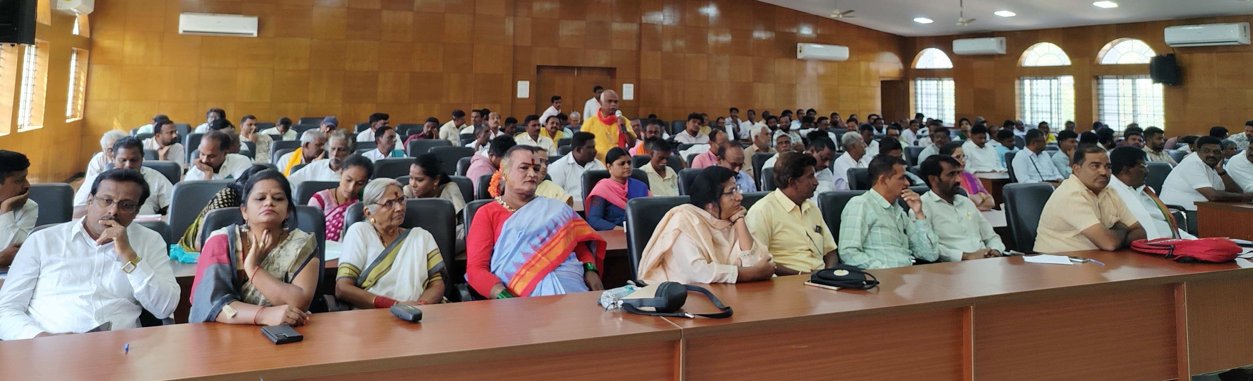 ಹೊಸಪೇಟೆಯಲ್ಲಿ ಸೋಮವಾರ ಹಂಪಿ ಉತ್ಸವ ಕುರಿತಂತೆ ನಡೆದ ಸಭೆಯಲ್ಲಿ ಪಾಲ್ಗೊಂಡಿದ್ದ ಸ್ಥಳೀಯ ಕಲಾವಿದರು ಮತ್ತು ಸಂಘ ಸಂಸ್ಥೆಗಳ ಪ್ರತಿನಿಧಿಗಳು  –ಪ್ರಜಾವಾಣಿ ಚಿತ್ರ