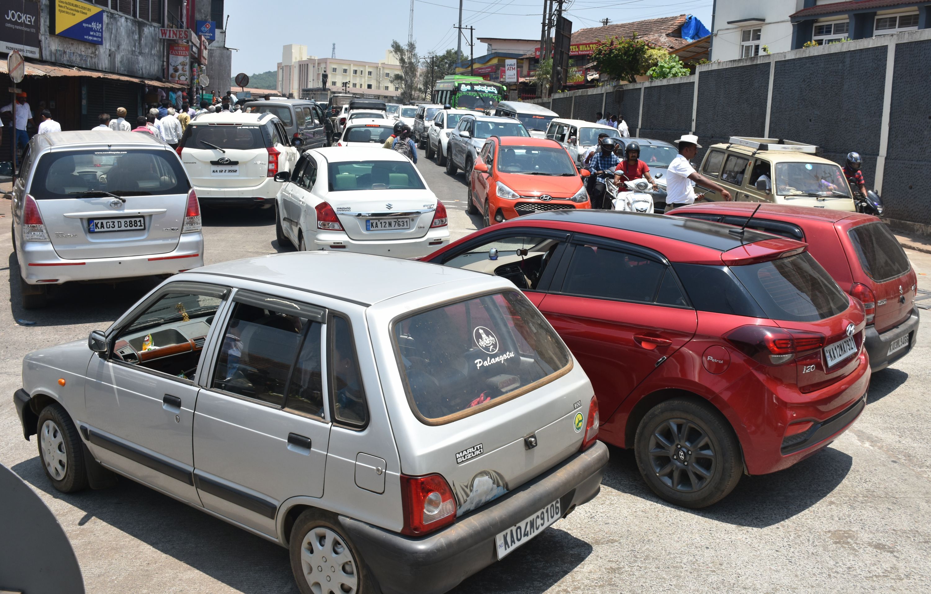 ಮಡಿಕೇರಿಯಲ್ಲಿ ಈಚೆಗೆ ಸಂಚಾರ ದಟ್ಟಣೆ ಉಂಟಾಗಿ ವಾಹನ ಸವಾರರು ಪರದಾಡಿದರು