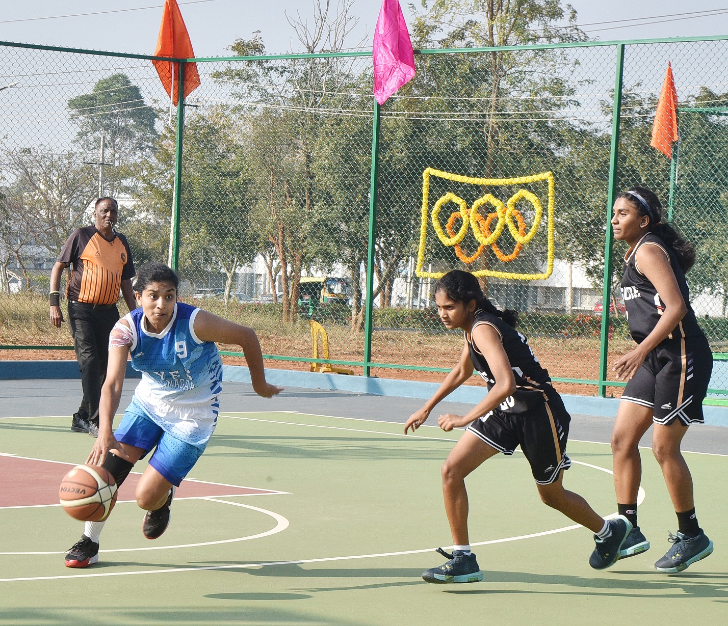 ಬ್ಯಾಸ್ಕೆಟ್‌ಬಾಲ್‌ ಪಂದ್ಯದಲ್ಲಿ ಗುರಿ ಕಡೆಗೆ ನುಗ್ಗಿದ ಆಟಗಾರ್ತಿ