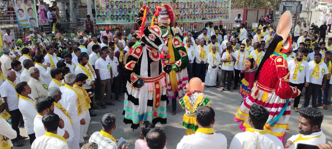 ಹೊಸಕೋಟೆಯಲ್ಲಿ ವೇಮನ ಜಯಂತಿ ಪ್ರಯುಕ್ತ ನಡೆದ ಮೆರವಣಿಗೆಯಲ್ಲಿ ಗಾರಡಿ ಗೊಂಬೆಗಳ ನೃತ್ಯ