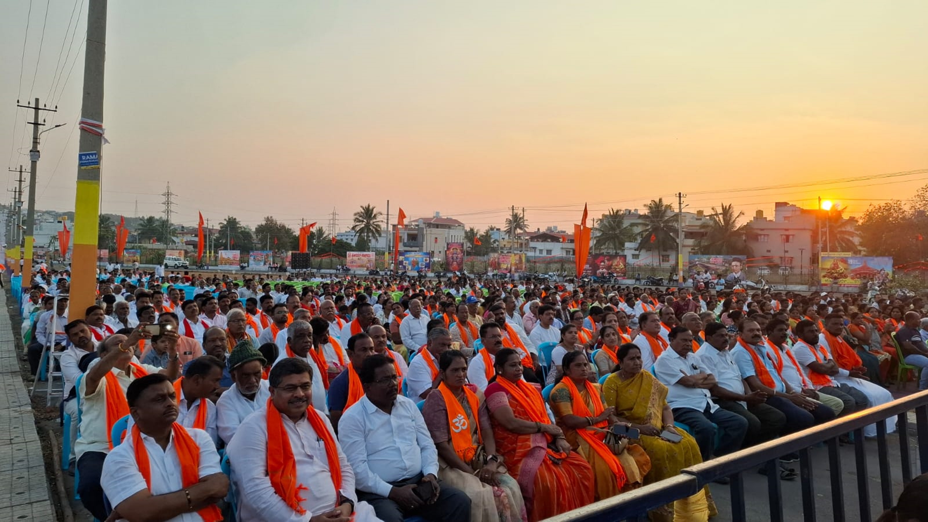 ಹೊಸದುರ್ಗದ ಪ್ರಥಮ ಶೆಟ್ಟಿ ಬಡಾವಣೆಯಲ್ಲಿ ಹಿಂದೂ ಸಂಗಮ ಕಾರ್ಯಕ್ರಮದ ವೇಳೆ ಭಾಗವಹಿಸಿದ್ದ ಜನಸ್ತೋಮ