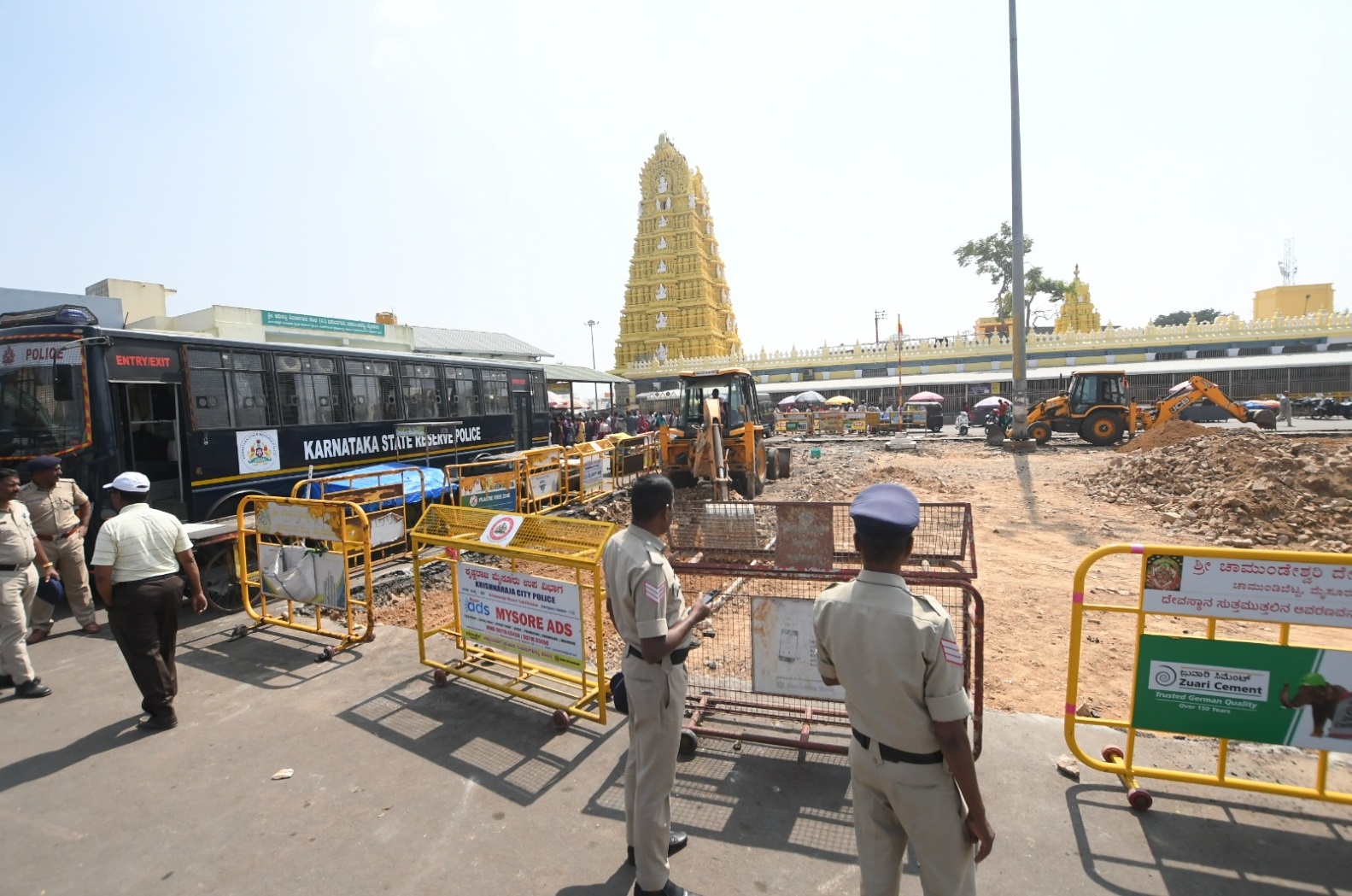 ಚಾಮುಂಡಿ ಬೆಟ್ಟದ ದೇಗುಲದ ಸಮೀಪ ಸೋಮವಾರ ‘ಪ್ರಸಾದ್ ಯೋಜನೆ’ಯಡಿ ವೇದಿಕೆ ನಿರ್ಮಾಣಕ್ಕೆಂದು ನೆಲ ಅಗೆಯುತ್ತಿದ್ದ ವೇಳೆ ಪೊಲೀಸರನ್ನು ನಿಯೋಜಿಸಲಾಗಿತ್ತು.