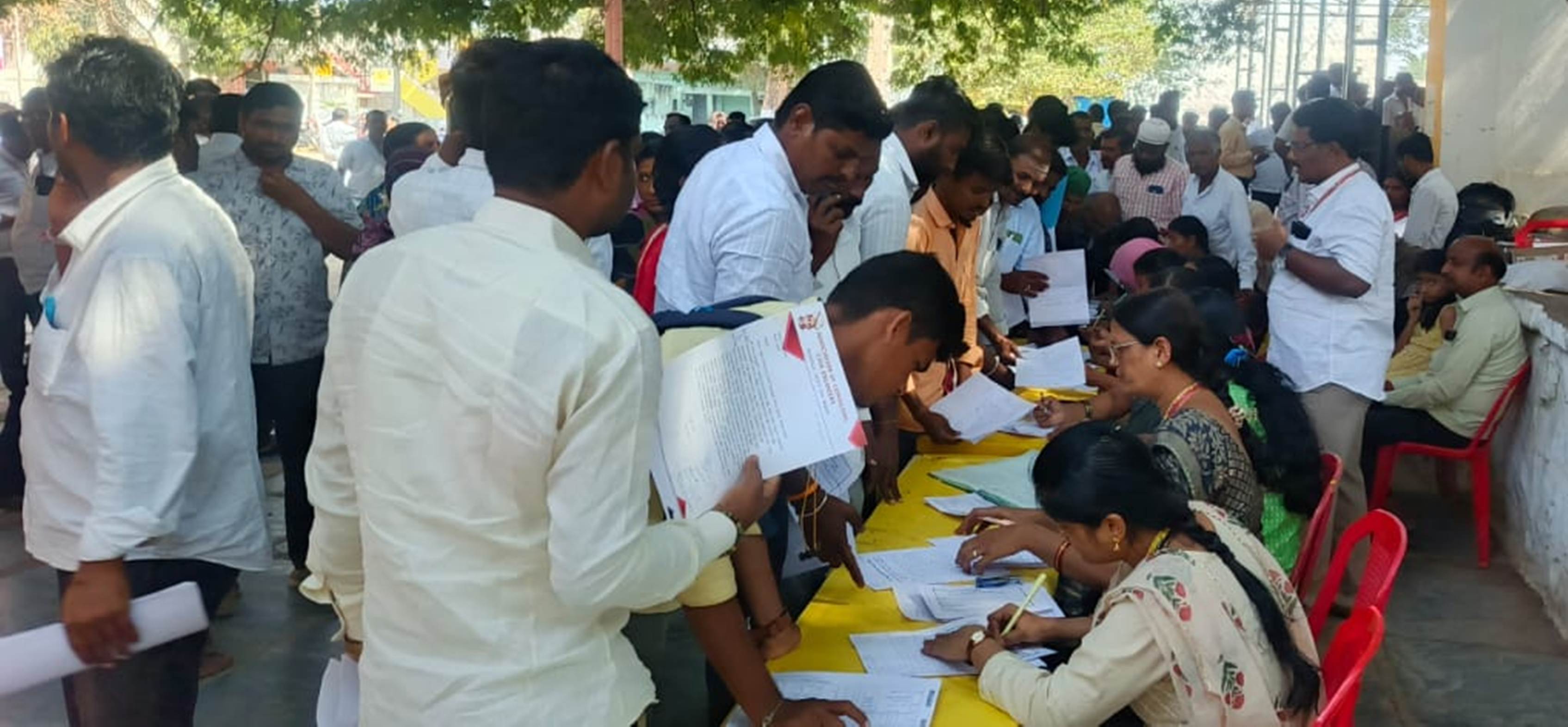 ಸಾರ್ವಜನಿಕರು ಆನ್‌ಲೈನ್‌ ಮೂಲಕ ಅರ್ಜಿ ಸಲ್ಲಿಸಿದರು