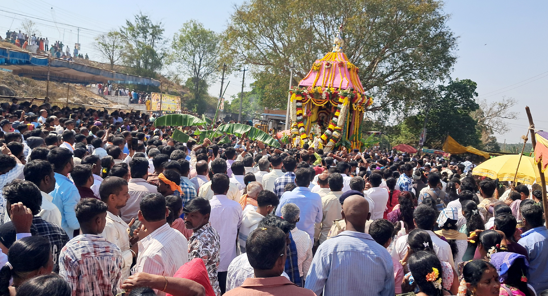 ಹಿರೀಸಾವೆ ಹೋಬಳಿಯ ಬೂಕನಬೆಟ್ಟದ ಂಗನಾಥಸ್ವಾಮಿಯ 95ನೇ ವರ್ಷದ ಬ್ರಹ್ಮರಥೋತ್ಸವವು ಸೋಮವಾರ ಸಾವಿರಾರು ಭಕ್ತರ ಸಮ್ಮುಖದಲ್ಲಿ ವಿಜೃಂಭಣೆಯಿಂದ ನಡೆಯಿತು 