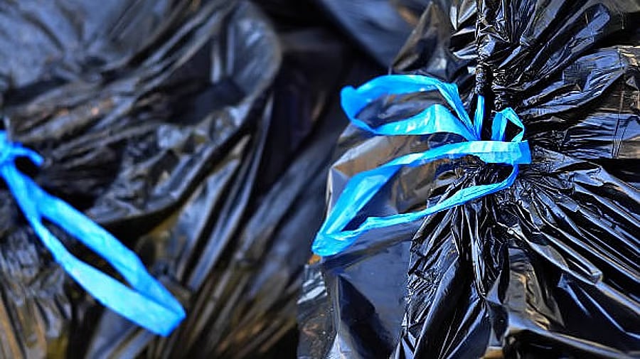 ಮಹಿಳೆಯನ್ನು ಹಗ್ಗದಲ್ಲಿ ಕಟ್ಟಿ ಪ್ಲಾಸ್ಟಿಕ್ ಚೀಲದಲ್ಲಿ ತುಂಬಿ ಎಸೆದರು