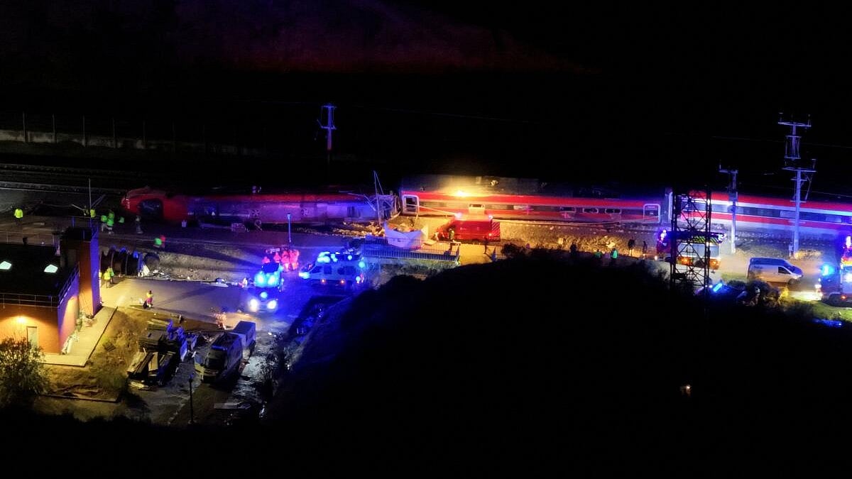 ಸ್ಪೇನ್ | ಹಳಿ ತಪ್ಪಿ ಮತ್ತೊಂದು ರೈಲಿಗೆ ಡಿಕ್ಕಿ ಹೊಡೆದ ಹೈಸ್ಪೀಡ್ ರೈಲು; 21 ಸಾವು