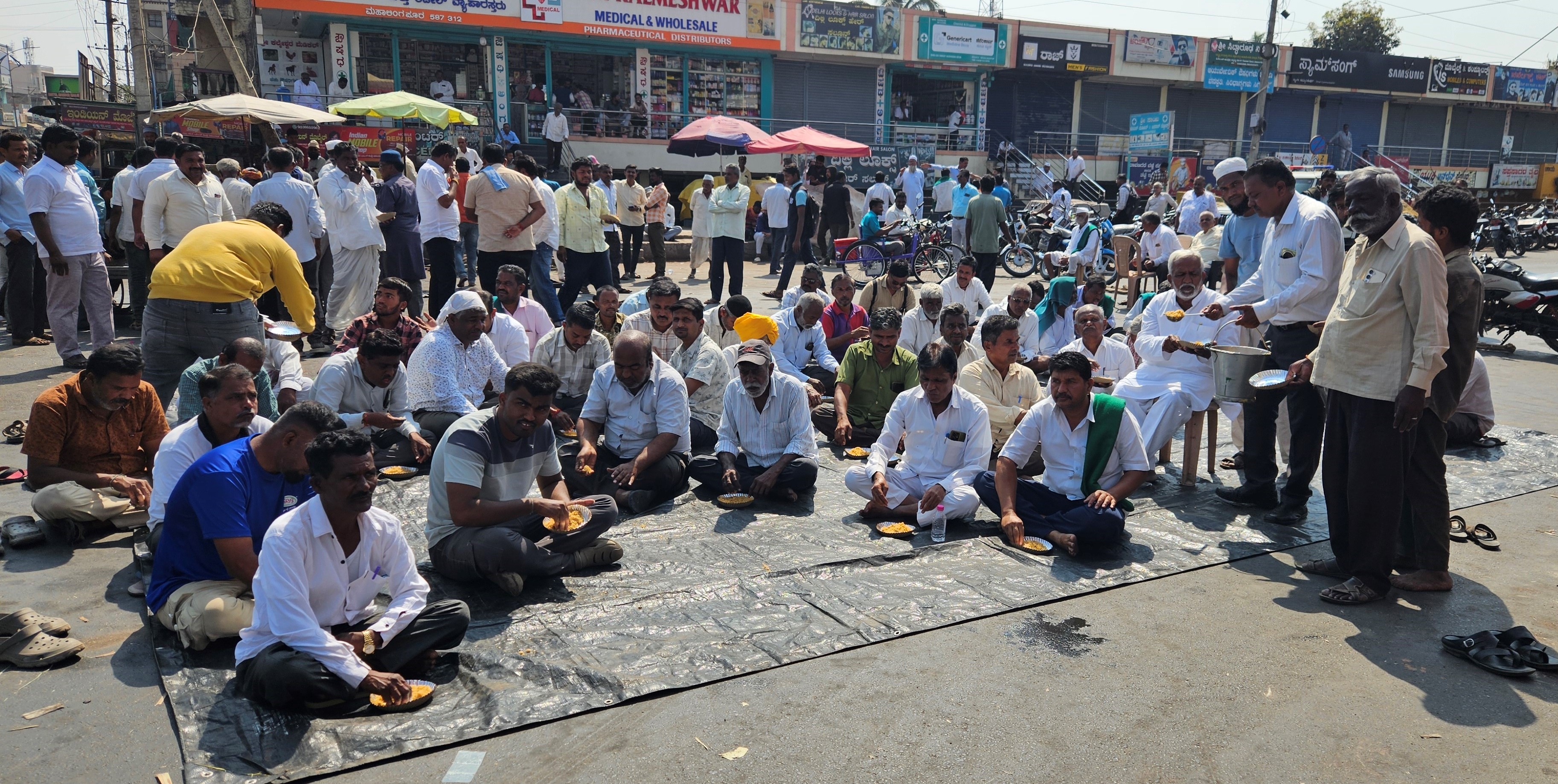 ಮಹಾಲಿಂಗಪುರದ ಚನ್ನಮ್ಮ ವೃತ್ತದಲ್ಲಿ ಹಮ್ಮಿಕೊಂಡ ಮಹಾಲಿಂಗಪುರ ಬಂದ್ ಅಂಗವಾಗಿ ರಸ್ತೆಯಲ್ಲೇ ಊಟ ಮಾಡಿದ ಹೋರಾಟಗಾರರು