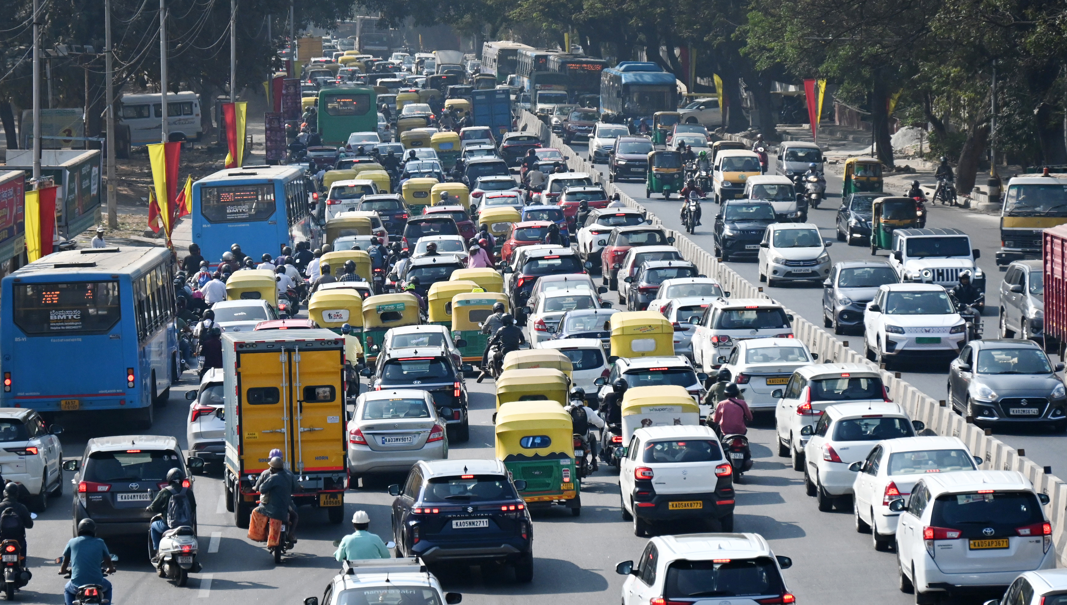 ಮೇಖ್ರಿ ಸರ್ಕಲ್‌ನಿಂದ ಪ್ಯಾಲೇಸ್‌ ಗುಟ್ಟಹಳ್ಳಿಗೆ ಸಾಗುವ ರಸ್ತೆಯಲ್ಲಿ ನಿಧಾನವಾಗಿ ಸಾಗಿದ ವಾಹನಗಳು
ಪ್ರಜಾವಾಣಿ ಚಿತ್ರ: ಕಿಶೋರ್ ಕುಮಾರ್ ಬೋಳಾರ್