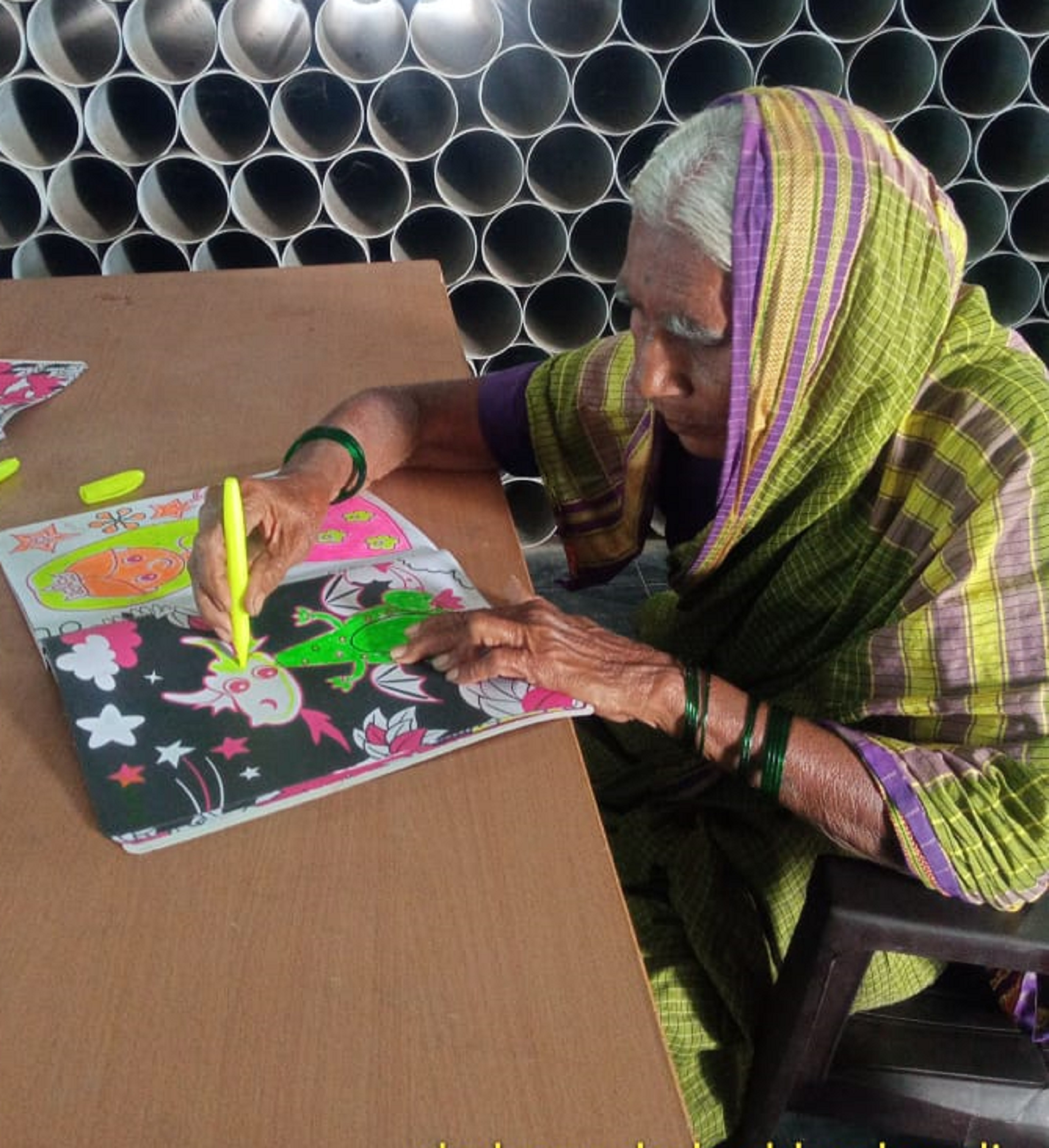 ಶಿಸ್ತಿನಿಂದ ಬಣ್ಣ ತುಂಬಿದ ವೃದ್ಧೆ