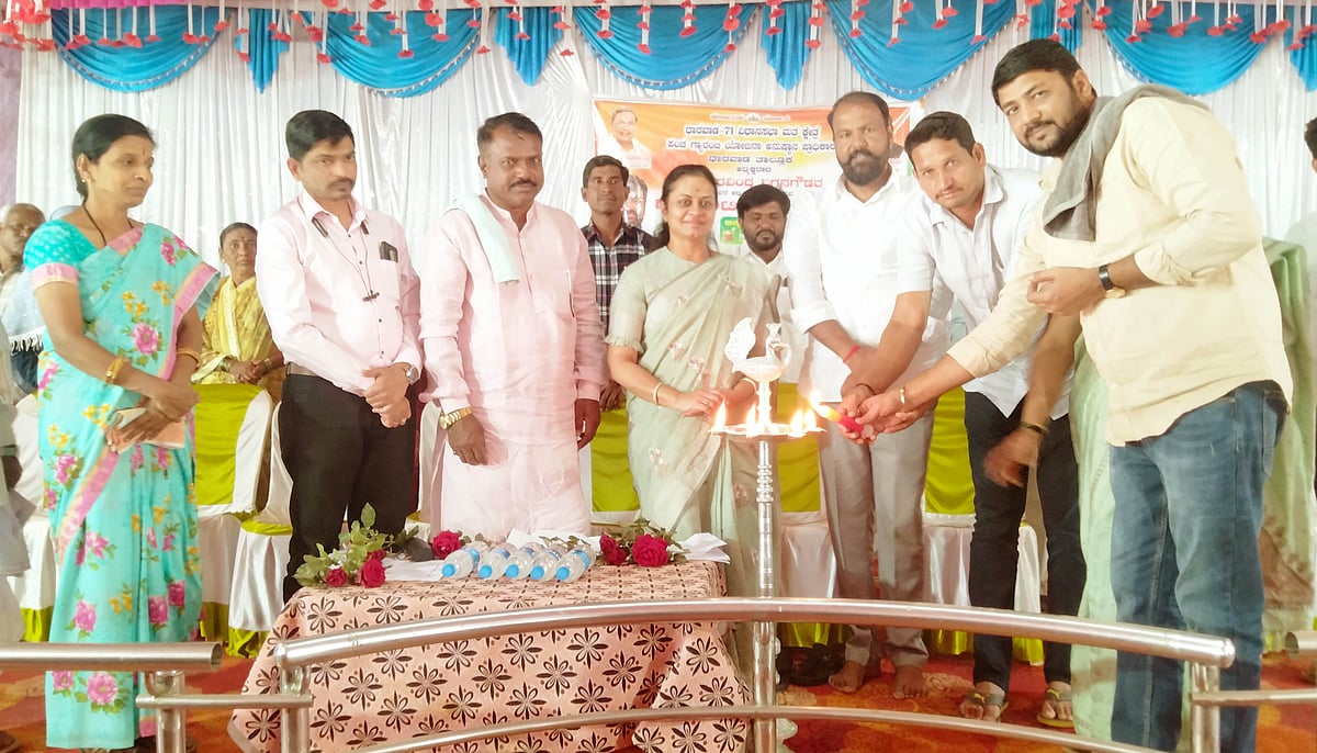 ಉಪ್ಪಿನಬೆಟಗೇರಿ | ಅರ್ಹರಿಗೆ ಗ್ಯಾರಂಟಿ ಯೋಜನೆ ತಲುಪಲಿ:  ಶಿವಲೀಲಾ ವಿನಯ ಕುಲಕರ್ಣಿ