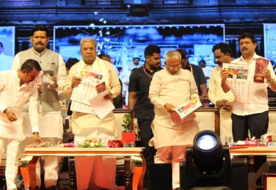 ಬಾದಾಮಿಯಲ್ಲಿ ಸೋಮವಾರ ಆರಂಭವಾದ ಚಾಲುಕ್ಯ ಉತ್ಸವದಲ್ಲಿ ಮುಖ್ಯಮಂತ್ರಿ ಸಿದ್ದರಾಮಯ್ಯ ‘‍ಪ್ರಜಾವಾಣಿ’ ಕ್ಯಾಲೆಂಡರ್‌ ಬಿಡುಗಡೆ ಮಾಡಿದರು. ಶಾಸಕ ಭೀಮಸೇನ ಚಿಮ್ಮನಕಟ್ಟಿ ಸಚಿವ ಶಿವರಾಜ ತಂಗಡಗಿ ಸಚಿವ ಆರ್.ಬಿ. ತಿಮ್ಮಾಪುರ ಸಚಿವ ಭೈರತಿ ಸುರೇಶ ಪಾಲ್ಗೊಂಡಿದ್ದರು