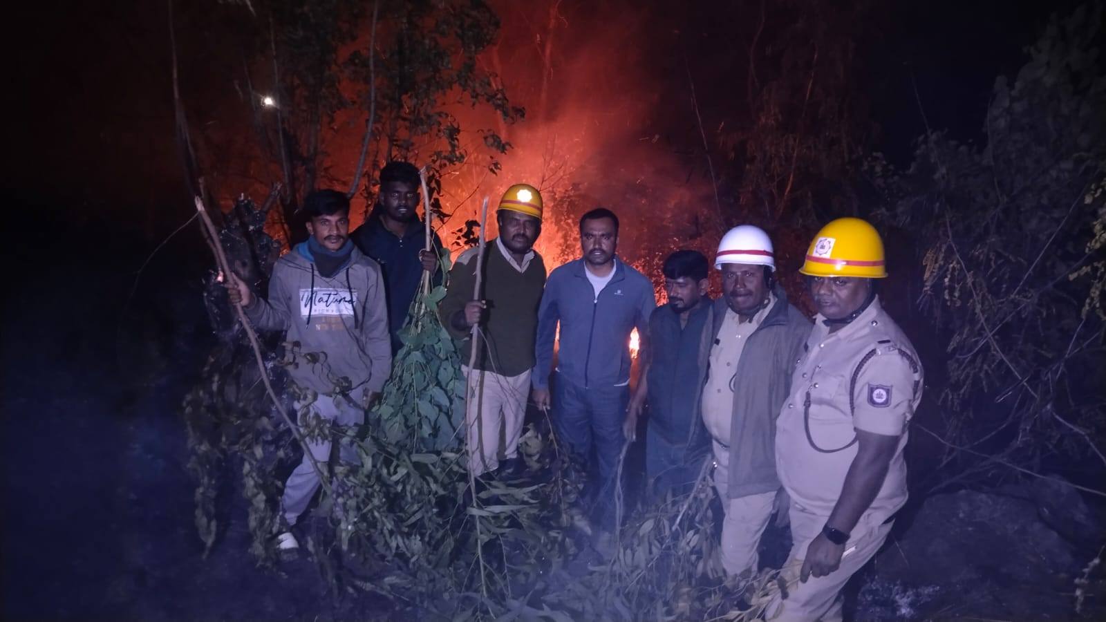 ಮಧ್ಯರಾತ್ರಿವರೆಗೆ ಬೆಂಕಿ ನಂದಿಸುವ ಕಾರ್ಯಾಚರಣೆಯಲ್ಲಿ ಭಾಗವಹಿಸಿದ್ದ ಅರಣ್ಯ ಇಲಾಖೆ ಹಾಗೂ ಅಗ್ನಿ ಶಾಮಕ ದಳದ ಸಿಬ್ಬಂದಿ