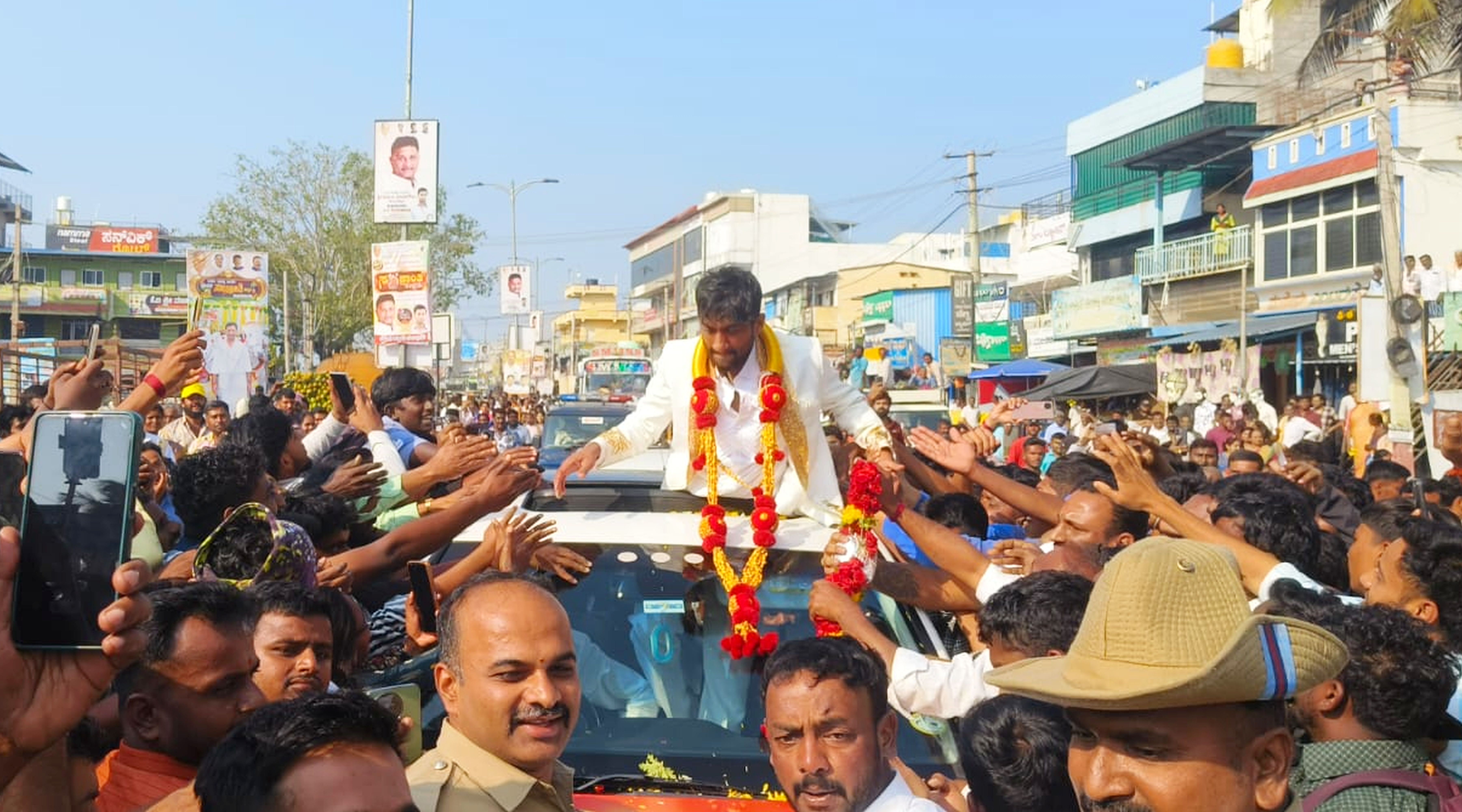 ಮದ್ದೂರು ತಾಲ್ಲೂಕಿನ ಭಾರತೀನಗರದಲ್ಲಿ ಗಿಲ್ಲಿ ನಟನಿಗೆ ಅಭಿಮಾನಿಗಳು ಸೋಮವಾರ ಅದ್ದೂರಿ ಸ್ವಾಗತ ಕೋರಿದರು 