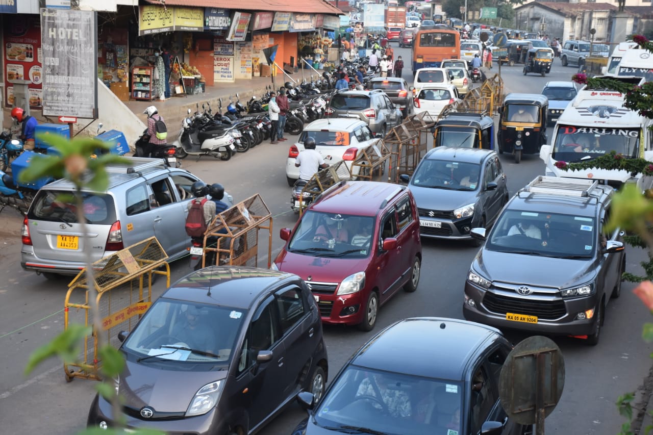 ಮಡಿಕೇರಿಯಲ್ಲಿ ಈಚೆಗೆ ಕಂಡುಬಂದ ಪ್ರವಾಸಿಗರ ವಾಹನ ದಟ್ಟಣೆ