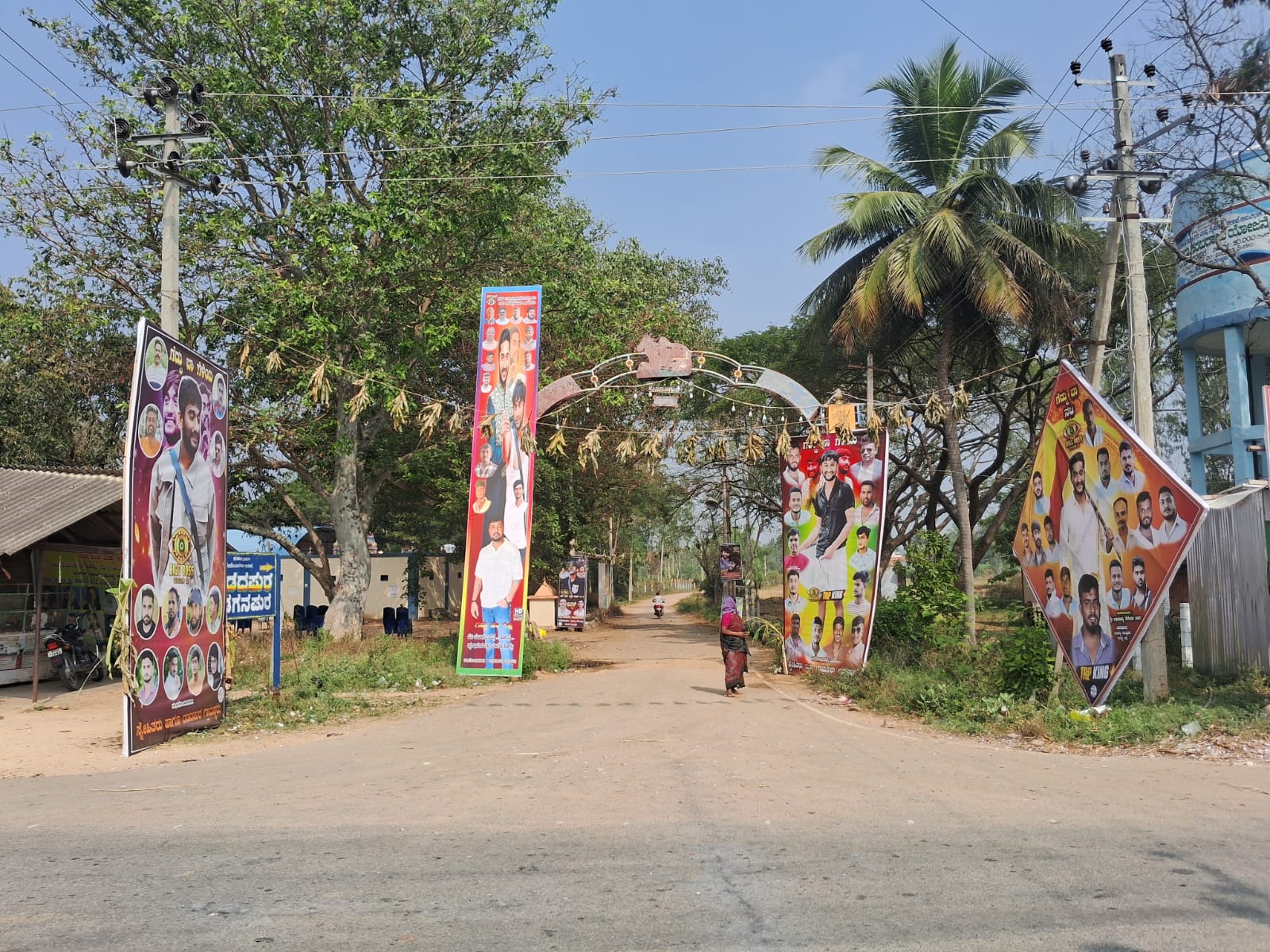 ರಸ್ತೆಯುದ್ದಕ್ಕೂ ಗಿಲ್ಲಿ ನಟನ ಕಟೌಟ್‌ಗಳು