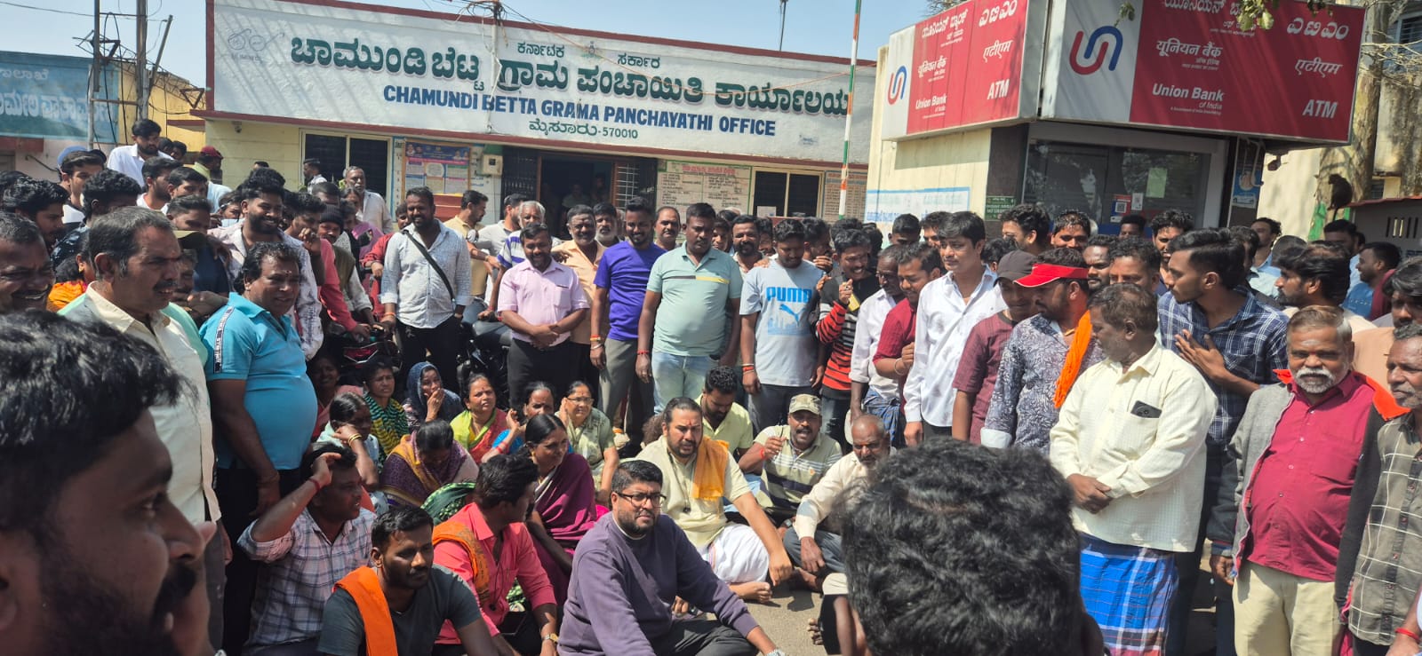 ಮೈಸೂರಿನ ಚಾಮುಂಡಿಬೆಟ್ಟ ಗ್ರಾಮ ಪಂಚಾಯಿತಿ ಮುಂಭಾಗ ಶ್ರೀರಂಗಪಟ್ಟಣ ಹನುಮ ಮಾಲದಾರಿಗಳ ಸಮಿತಿ ಪದಾಧಿಕಾರಿಗಳು ಹಾಗೂ ಗ್ರಾಮಸ್ಥರು ಬೆಟ್ಟದಲ್ಲಿ ನಡೆಯುತ್ತಿರುವ ಕಾಮಗಾರಿ ಸ್ಥಗಿತಗೊಳಿಸಬೇಕು ಎಂದು ಒತ್ತಾಯಿಸಿ ಸೋಮವಾರ ಪ್ರತಿಭಟಿಸಿದರು