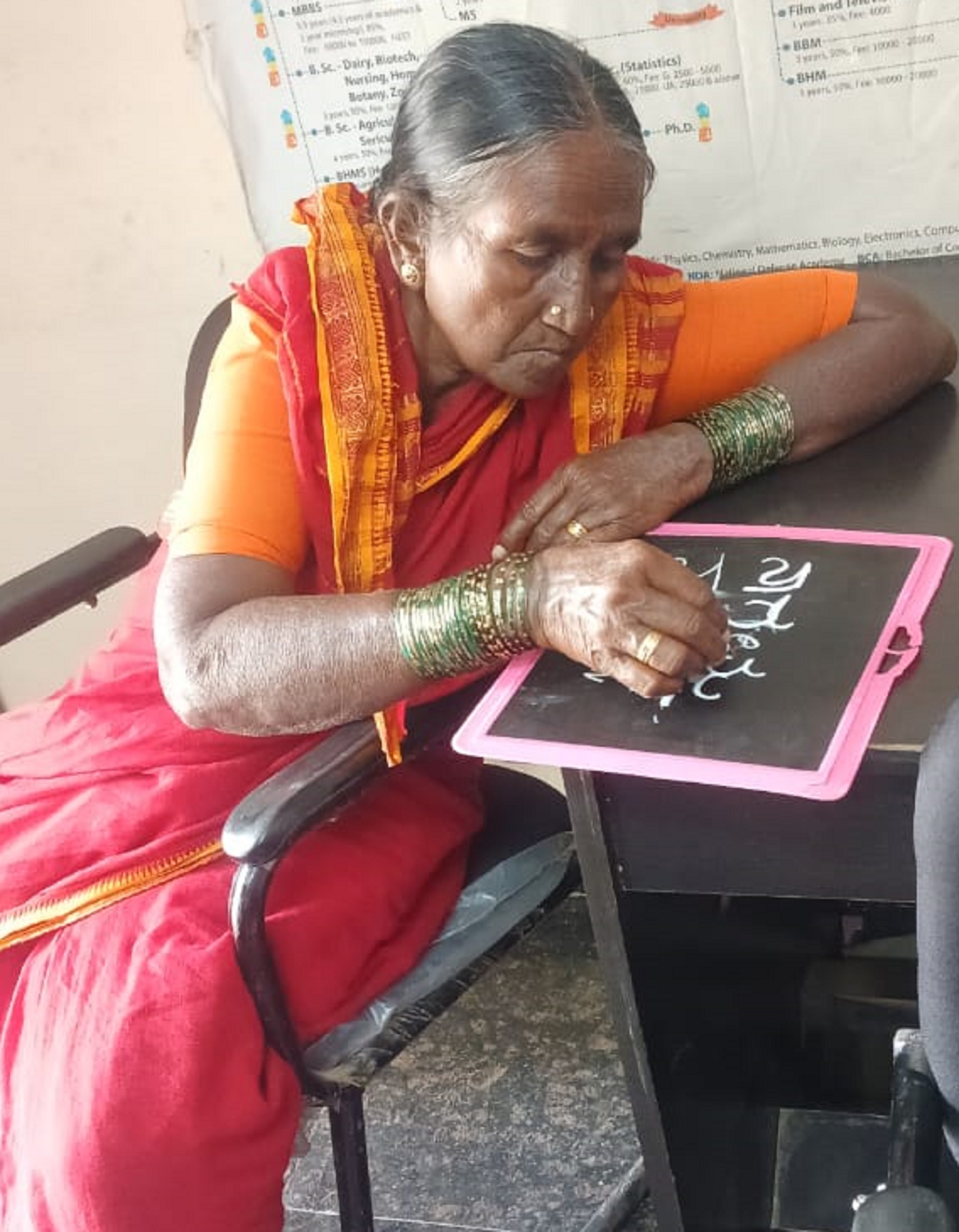 ಅಕ್ಷರ ಕಲಿಕೆಯಲ್ಲಿ ಮಗ್ನರಾದ ಮಹಿಳೆ