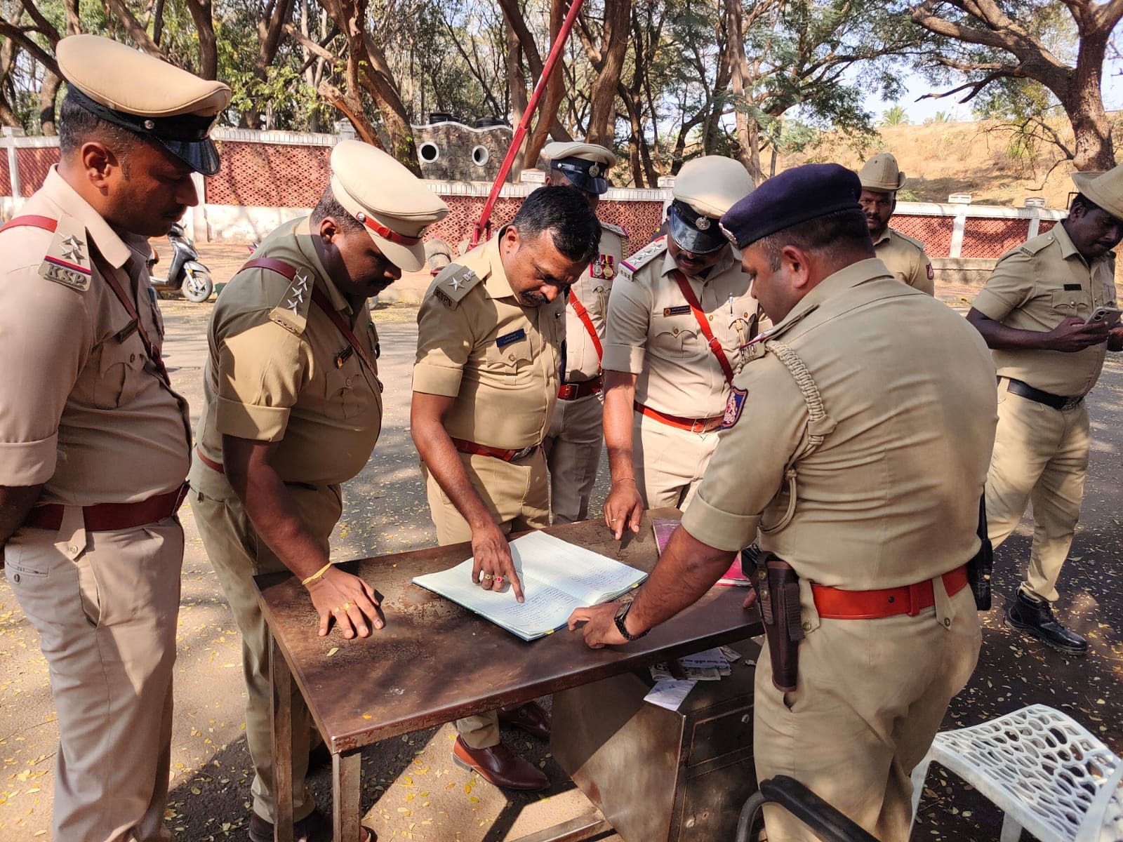 ಆಲಮಟ್ಟಿ ಪೆಟ್ರೋಪ್ ಪಂಪ್ ಬಳಿಯಿಂದ ಒಳಗೆ ಬರುವಾಗ ಇರುವ ಚೆಕ್ ಪೋಸ್ಟ್ ನಲ್ಲಿನ ಪೊಲೀಸರ ಕಾರ್ಯವೈಖರಿಯನ್ನು ಕೆಎಸ್ ಐಎಸ್ ಎಫ್ ಧಾರವಾಡ ಮೂರನೇ ಪಡೆಯ ಕಮಾಂಡೆಂಟ್ ಗುರುನಾಥ ಮಂಗಳವಾರ ಪರಿಶೀಲನೆ ನಡೆಸಿದರು