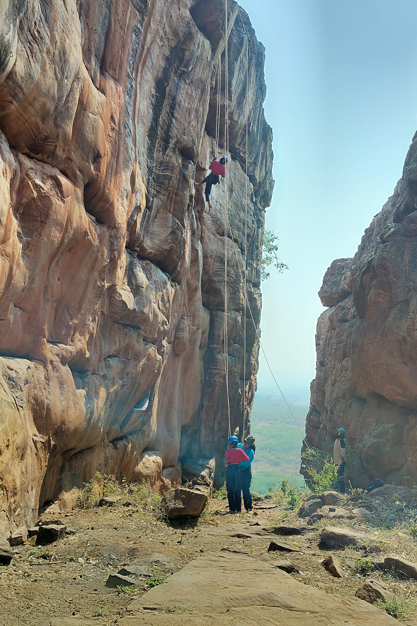 ಚಾಲುಕ್ಯ ಉತ್ಸವದ ಅಂಗವಾಗಿ ಬಾದಾಮಿಯಲ್ಲಿ ಬೆಟ್ಟ ಹತ್ತುವ ತರಬೇತಿ ನಡೆಯಿತು.