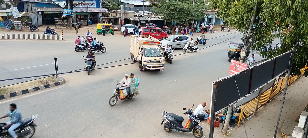 ಚಿಕ್ಕನಾಯಕನಹಳ್ಳಿ | ಶೆಟ್ಟಿಕೆರೆ ಗೇಟ್ ಬಳಿ ಅಡ್ಡಾದಿಡ್ಡಿ ಸಂಚಾರ
