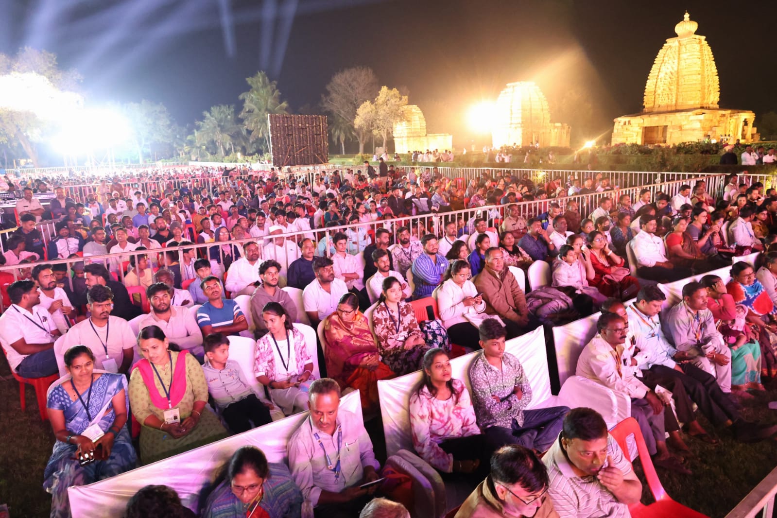 ಪಟ್ಟದಕಲ್ಲಿನ ನಡೆದ ಚಾಲುಕ್ಯ ಉತ್ಸವ ವೀಕ್ಷಿಸಲು ಬಂದಿದ್ದ ಜನಸ್ತೋಮ