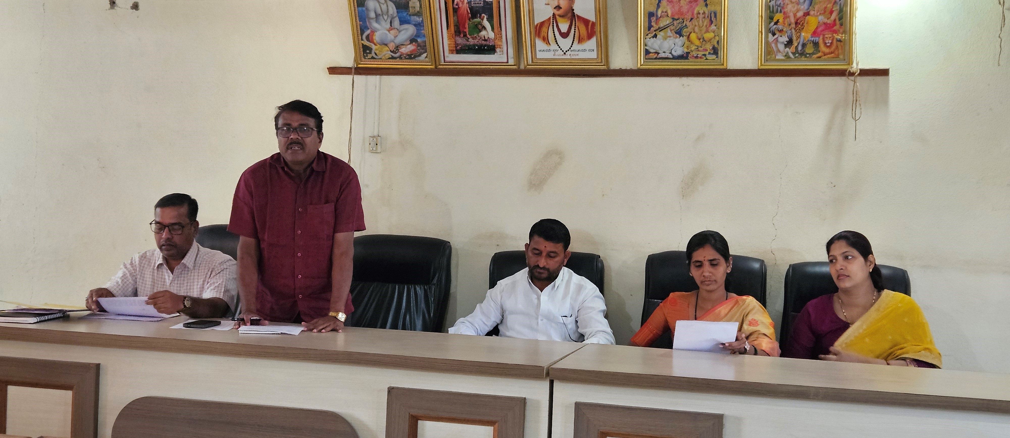 ಮಹಾಲಿಂಗಪುರ ಸಮೀಪದ ರನ್ನಬೆಳಗಲಿ ಪಟ್ಟಣ ಪಂಚಾಯಿತಿ ಸಭಾಭವನದಲ್ಲಿ ನಡೆದ ಸಾಮಾನ್ಯ ಸಭೆಯಲ್ಲಿ ಮುಖ್ಯಾಧಿಕಾರಿ ಈರಣ್ಣ ದಡ್ಡಿ ಮಾತನಾಡಿದರು 