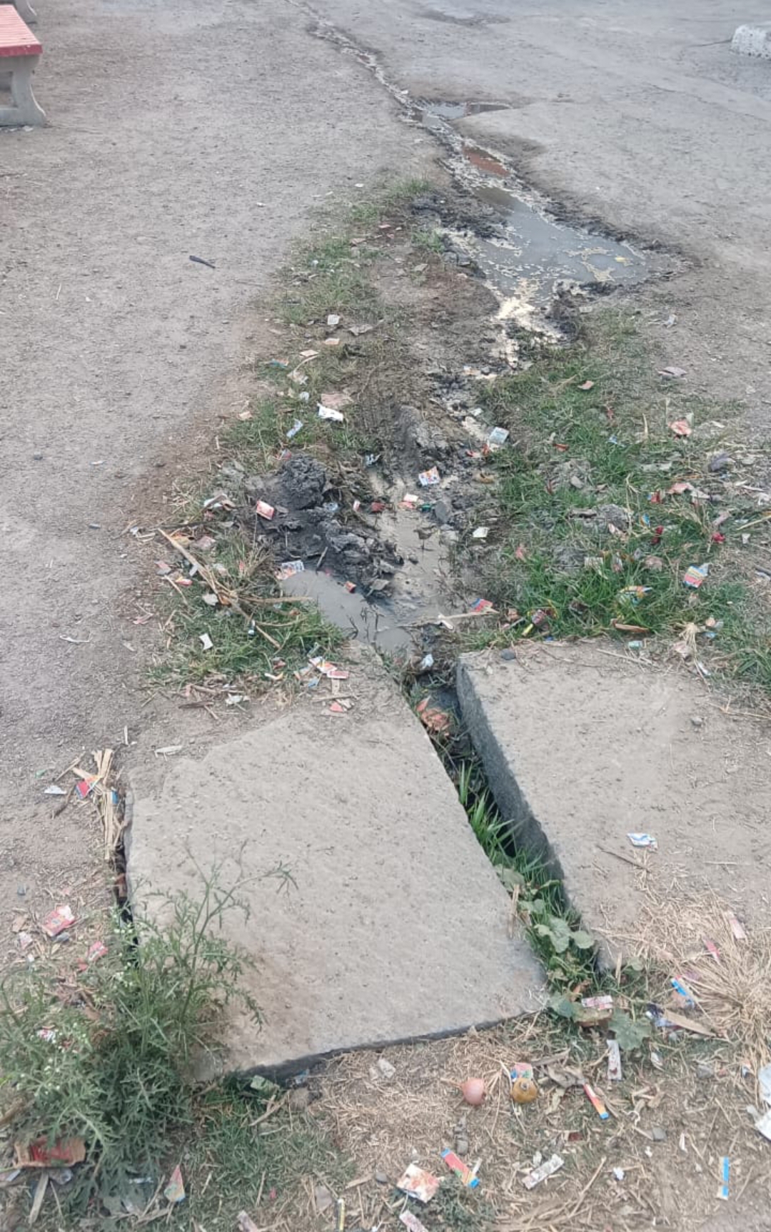 ಹೊನ್ನಾಪುರ ಗ್ರಾಮದಲ್ಲಿ ಸಂಪೂರ್ಣ ಹೂಳು ತುಂಬಿರುವ ಚರಂಡಿ