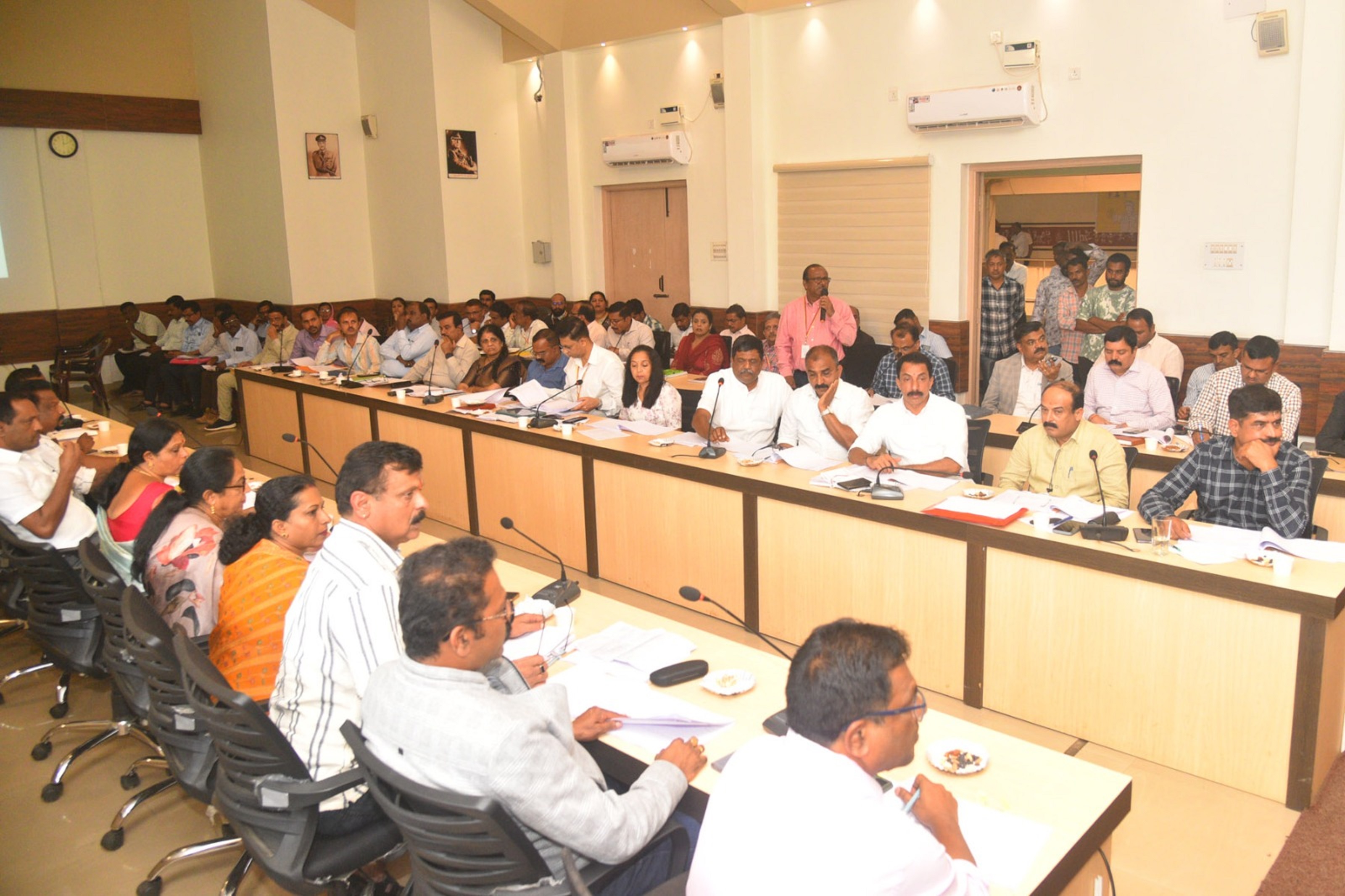 ಸಭೆಯಲ್ಲಿ ಭಾಗವಹಿಸಿದ್ದ ವಿವಿಧ ಇಲಾಖೆಯ ಅಧಿಕಾರಿಗಳು ಹಾಗೂ ಸಮಿತಿ ಸದಸ್ಯರು