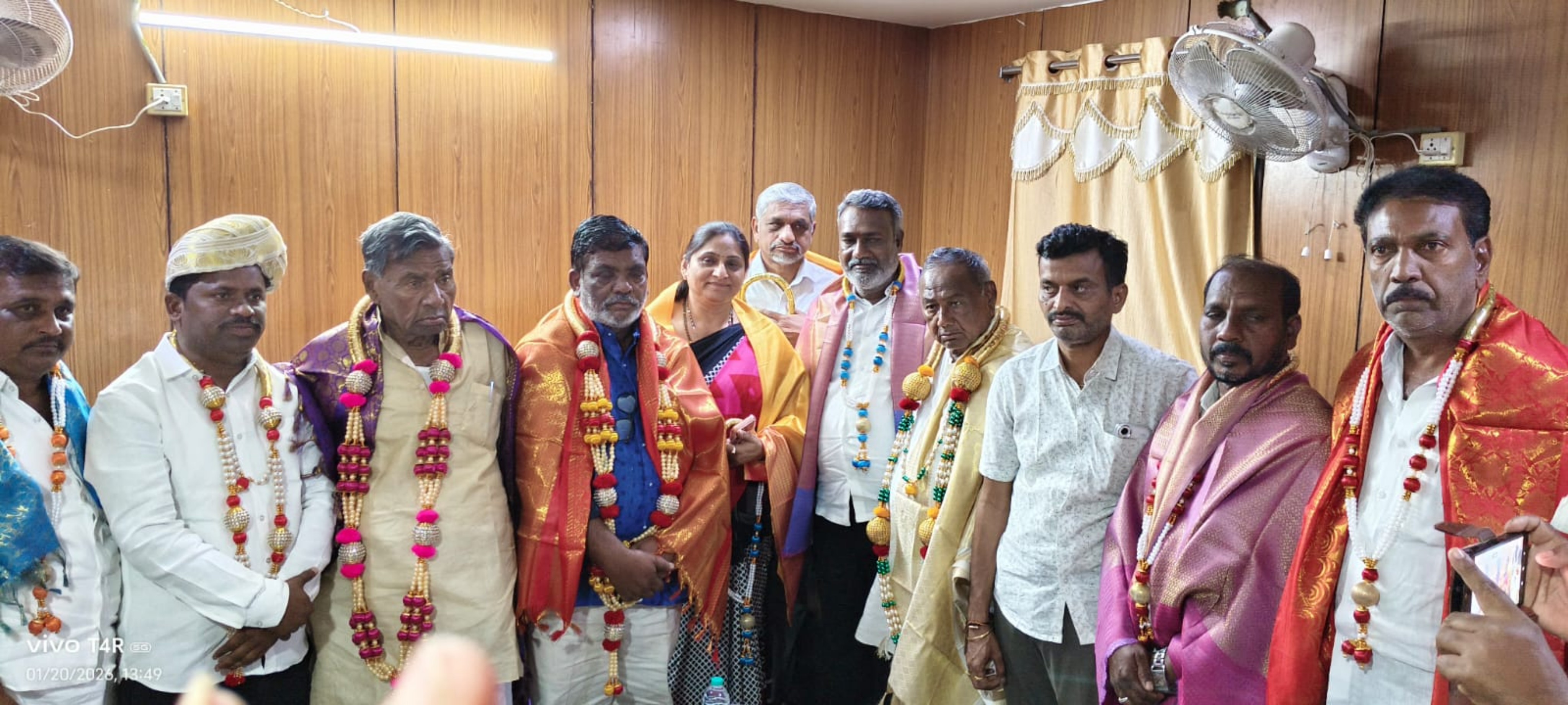 ಪಟ್ಟಣ ಪಂಚಾಯತಿ ಅಧ್ಯಕ್ಷರಾಗಿ ಆಯ್ಕೆಯಾದ ಹಾಜಿಚೌದ್ರಿ ಶಾಸಕ ಜಿ.ಹಂಪಯ್ಯ ನಾಯಕ ಹಾಗೂ ಪಕ್ಷದ ಮುಖಂಡರಿಗೆ ಸನ್ಮಾನಿಸಿ ಗೌರವಿಸಿದರು.