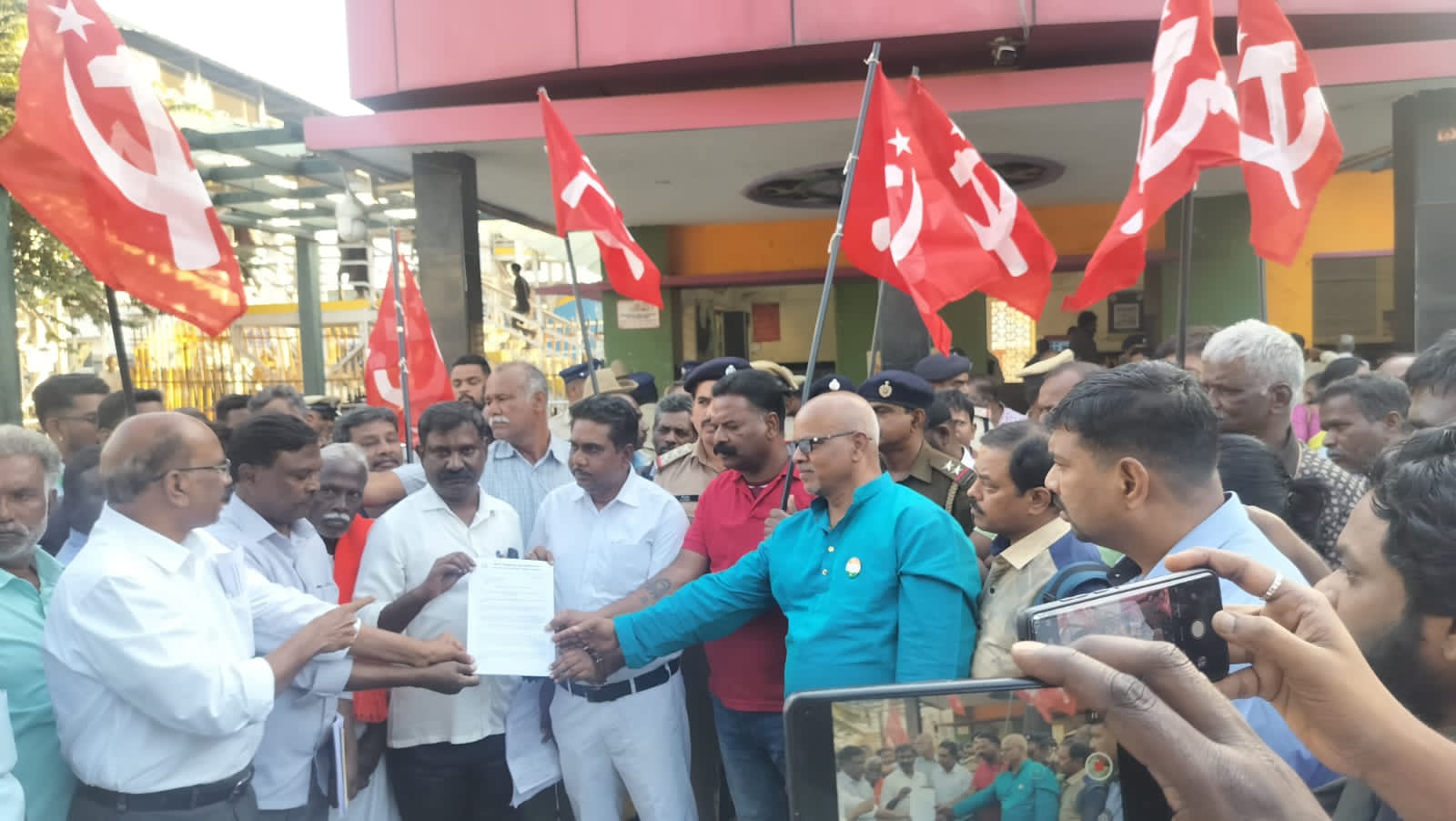 ಸಿಪಿಐ (ಎಂ) ಸದಸ್ಯರು ರೈಲನ್ನು ಈ ಹಿಂದಿನಂತೆ ಪುನರಾರಂಭಿಸಬೇಕೆಂದು ಬಂಗಾರಪೇಟೆ ರೈಲ್ವೆ ನಿಲ್ದಾಣದ ವ್ಯವಸ್ಥಾಪಕರ ಮುಖಾಂತರ ಬೆಂಗಳೂರಿನ ವಿಭಾಗೀಯ ರೈಲ್ವೆ ವ್ಯವಸ್ಥಾಪಕರಿಗೆ ಮನವಿ ಸಲ್ಲಿಸಿದರು