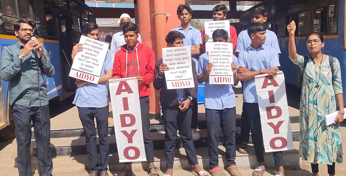 ಧಾರವಾಡ: ಸಾರಿಗೆ ಬಸ್‌ಗಳ ಮೇಲೆ ಗುಟ್ಕಾ ಜಾಹಿರಾತು ತೆರವಿಗೆ ಆಗ್ರಹ 