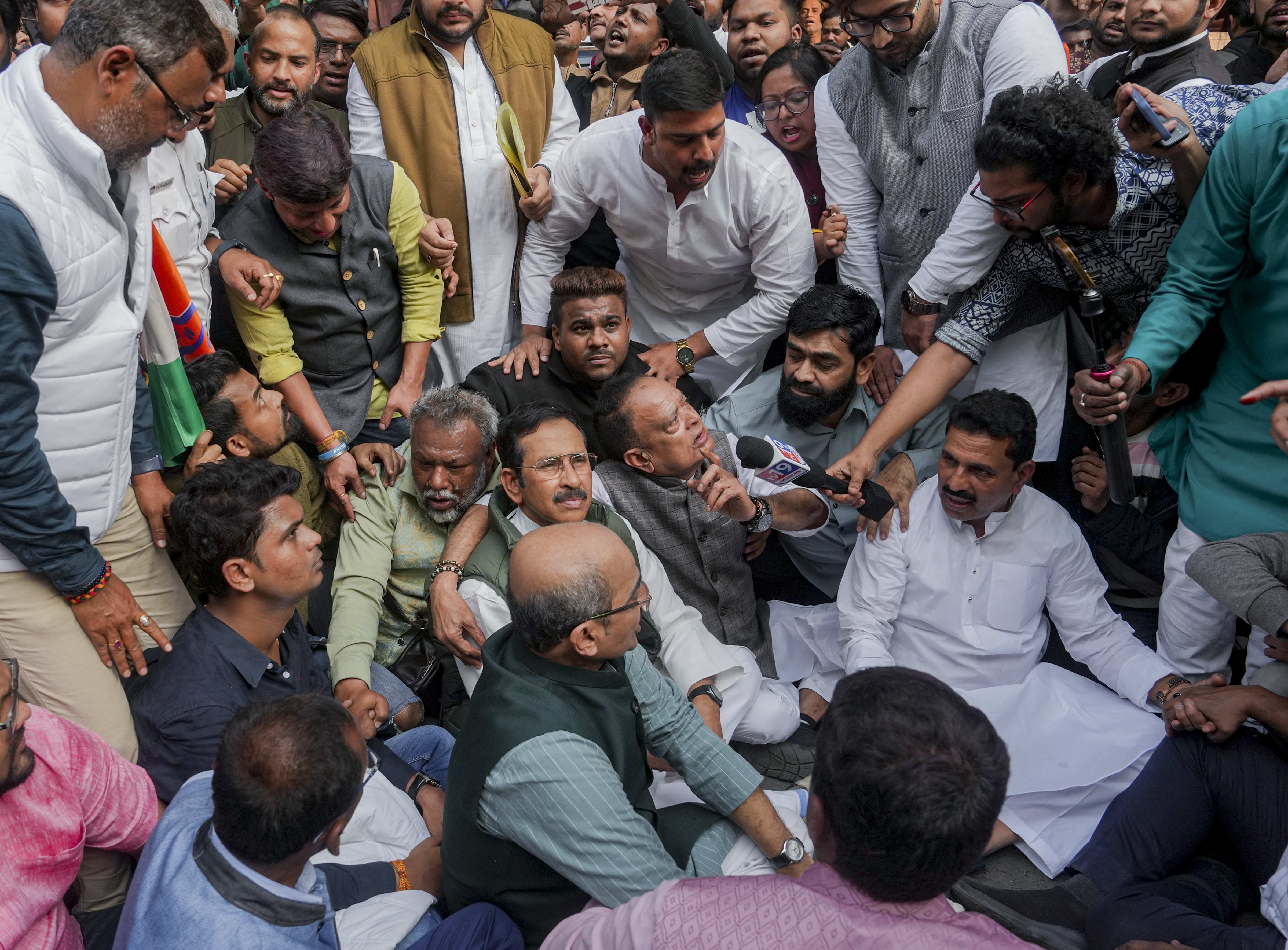 ಎಸ್‌ಐಆರ್‌ ಅನ್ನು ವಿರೋಧಿಸಿ ಕಾಂಗ್ರೆಸ್‌ ನಾಯಕರು ಮತ್ತು ಕಾರ್ಯಕರ್ತರು  ಪಶ್ಚಿಮ ಬಂಗಾಳದ ಮುಖ್ಯ ಚುನಾವಣಾಧಿಕಾರಿ ಕಚೇರಿಯ ಮುಂದೆ ಪ್ರತಿಭಟನೆ ನಡೆಸಿದರು – ಪಿಟಿಐ ಚಿತ್ರ