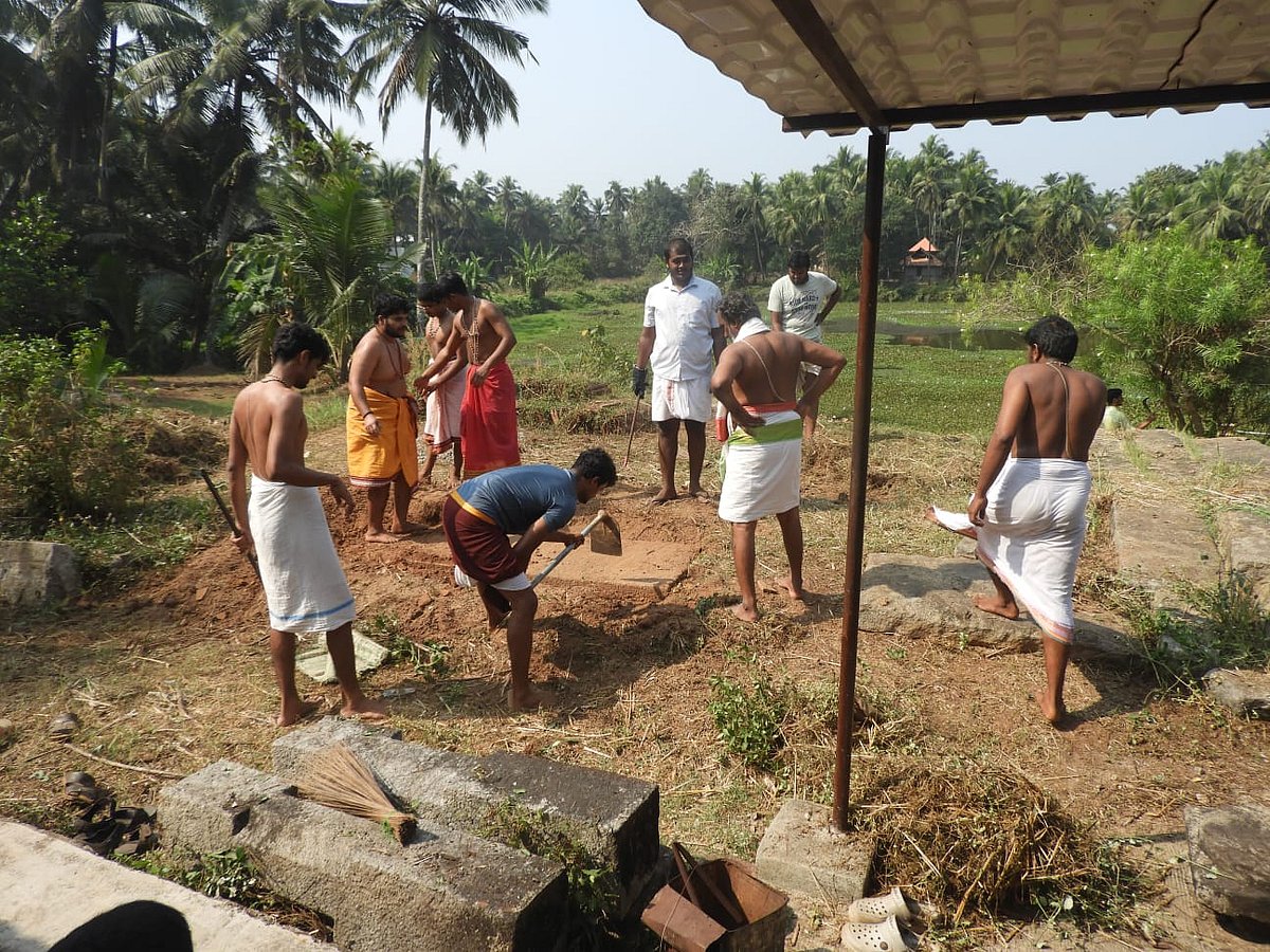 ಉಡುಪಿ ಪರ್ಯಾಯ: ಬಾರ್ಕೂರಿನ ಪುರಾತನ ದೇವಳ ಸ್ವಚ್ಛತೆ