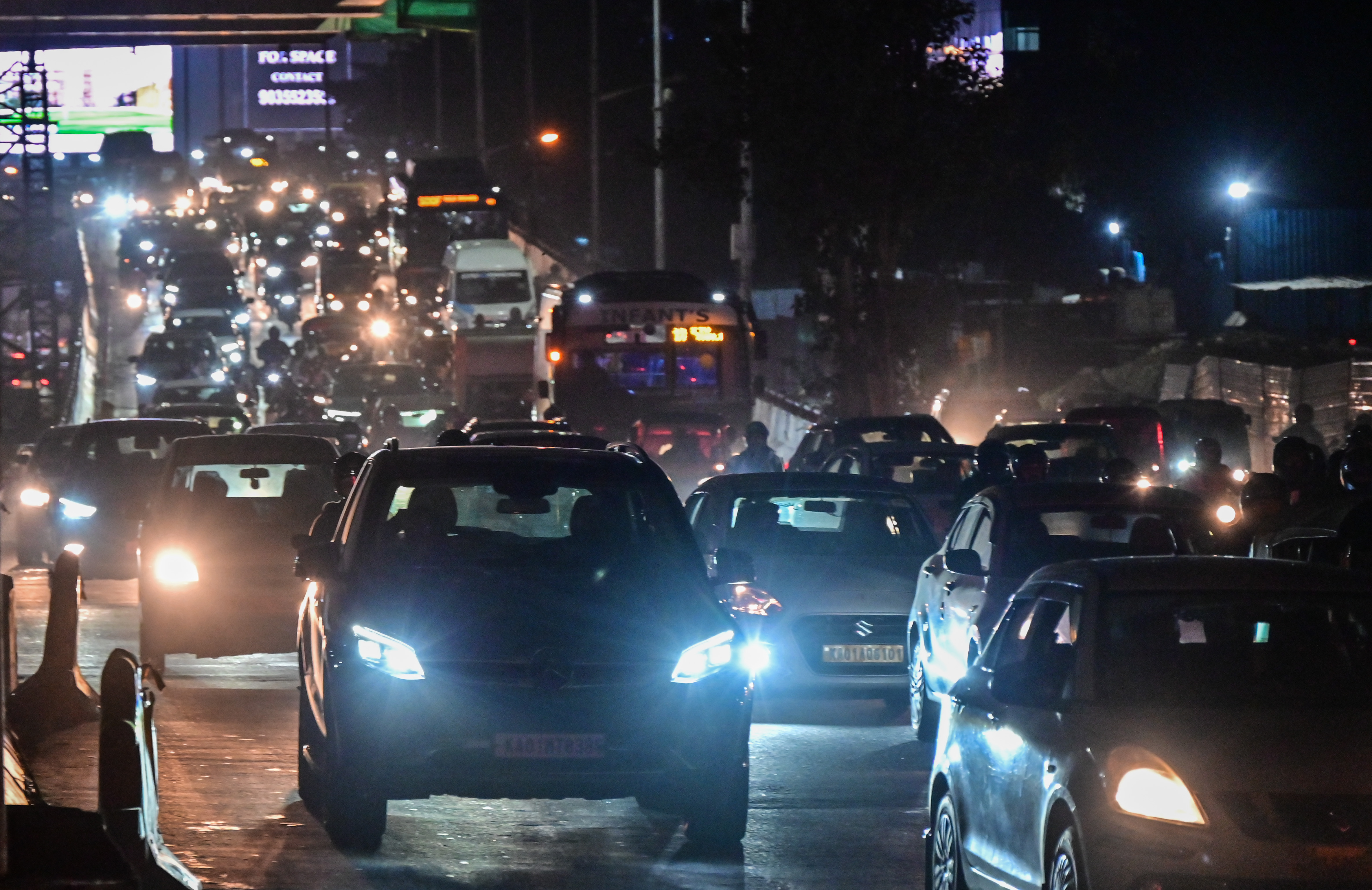 ಹೊರವರ್ತುಲ ರಸ್ತೆಯ ಇಬ್ಬಲೂರು ಬಳಿ ವಾಹನಗಳು ಆಮೆಗತಿಯಲ್ಲಿ ಸಾಗಿದವು. ಪ್ರಜಾವಾಣಿ ಚಿತ್ರ: ಪ್ರಶಾಂತ್ ಎಚ್.ಜಿ.