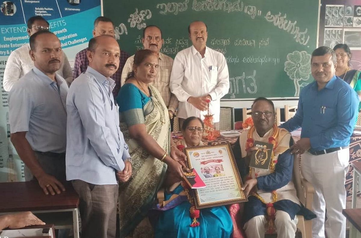 ಅರಕಲಗೂಡು: ಎಸ್‌ಎಸ್‌ಎಲ್‌ಸಿ ಫಲಿತಾಂಶ ಹೆಚ್ಚಿಸಲು ಕಿರು ಪುಸ್ತಕ ಹಂಚಿಕೆ