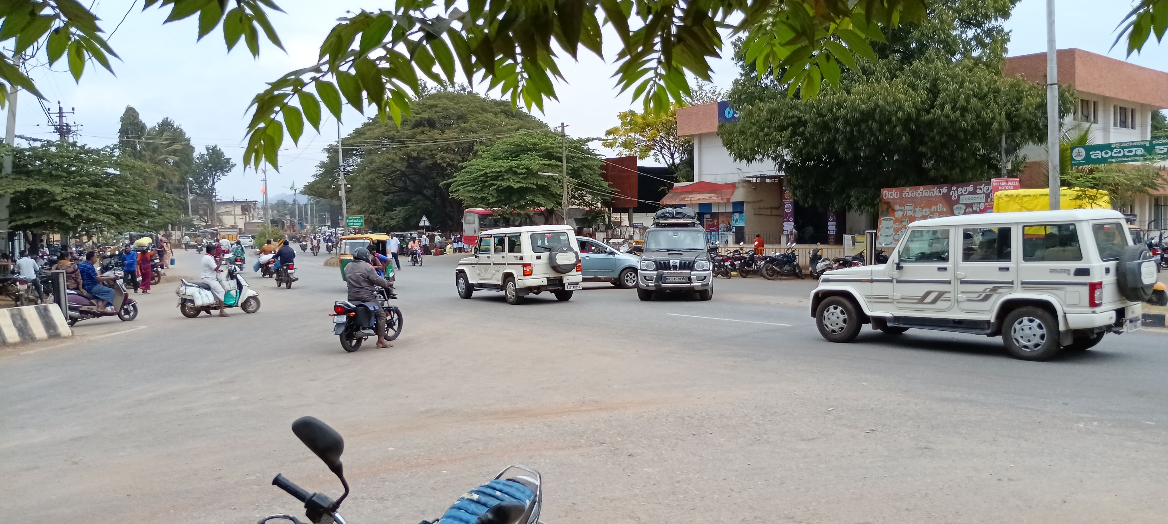 ವಾಹನಗಳ ಅಡ್ಡಾದಿಡ್ಡಿ ಚಾಲನೆಯಿಂದ ರಸ್ತೆ ದಾಟಲು ದ್ವಿ ಚಕ್ರ ವಾಹನ ಸವಾರರ ಪರದಾಟ.